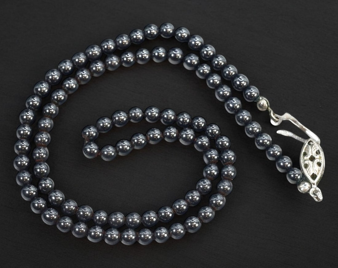 VINTAGE: Hematite Beaded Necklace - 43cm, 21.4g, Silver-Tone Clasp: A sleek and sophisticated hematite bead necklace, measuring 43cm in length and weighing 21.4g. The round, highly polished hematite beads exhibit a lustrous metallic sheen, beautifully reflecting light
