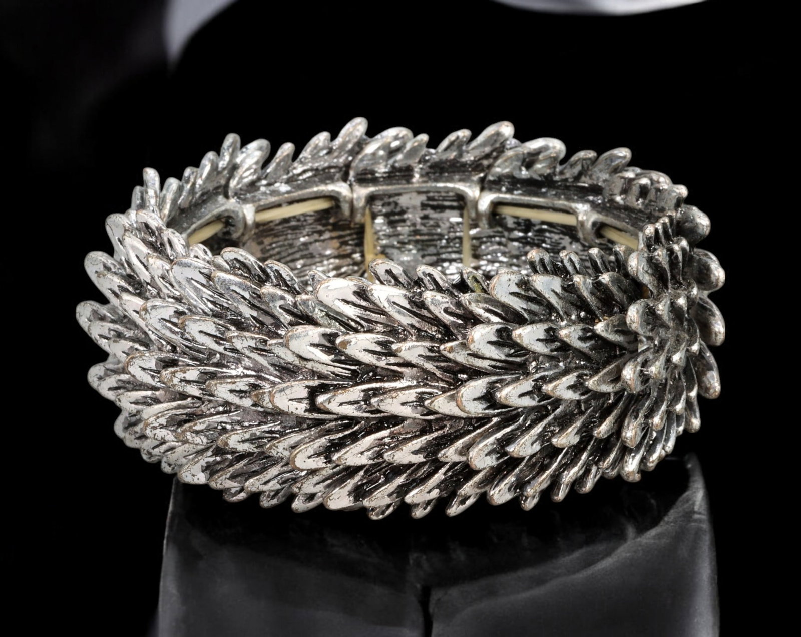 RETRO MODERN: Bracelet - Silver-Tone Feather Motif with Hinged Links, 7 x 2.5cm (133g): A dramatic and sculptural Retro Modern bracelet composed of silver-tone articulated links molded in a continuous feather or scale motif. Weighing a substantial 133 grams and measuring 7 cm in diameter