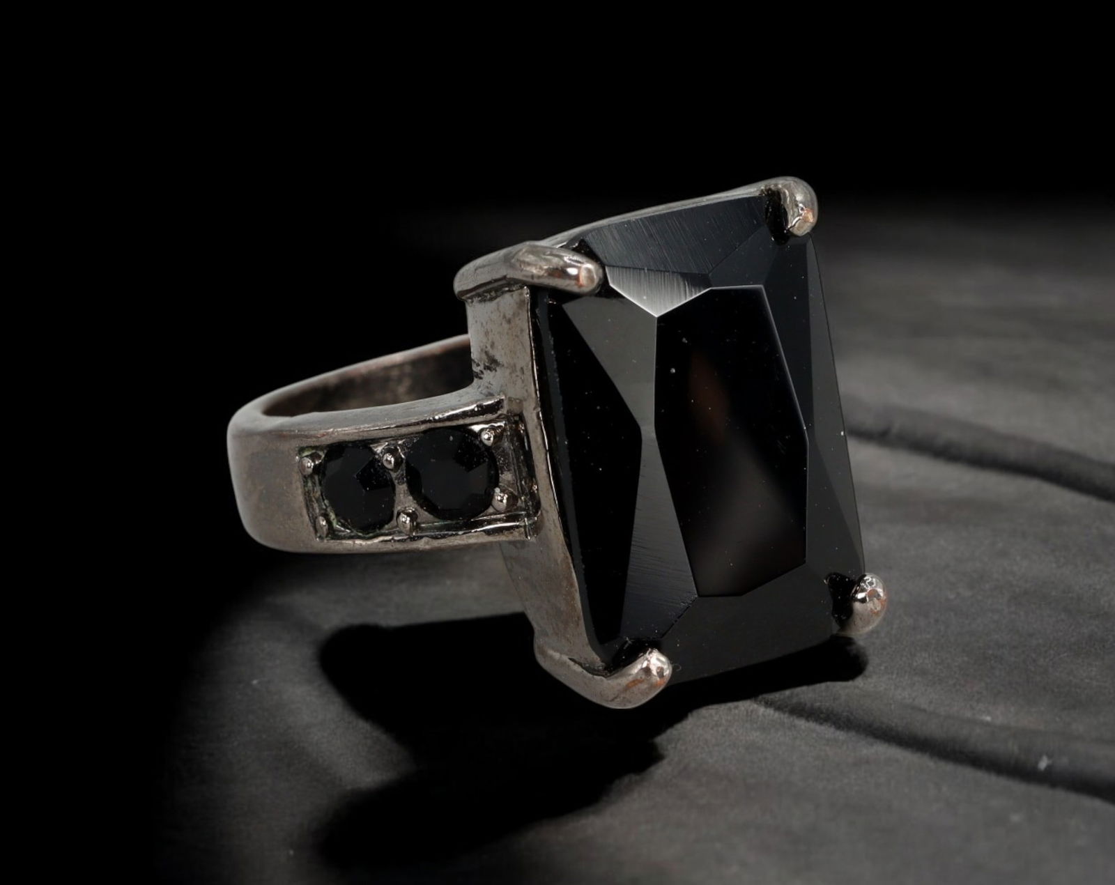 ART DECO: Ring - Silver-Tone with Rectangular Black Stone, US 7.5 (13g) (1 of 3)