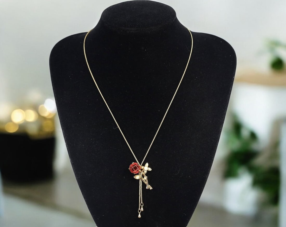 VINTAGE: Red Rose & Pearl Accent Drop Necklace - 56cm, 9g: A beautifully crafted vintage-style necklace featuring a romantic red rose centerpiece with delicate pearl accents. Measuring 56cm in length and weighing 9g, this elegant piece is set in a gold-tone f