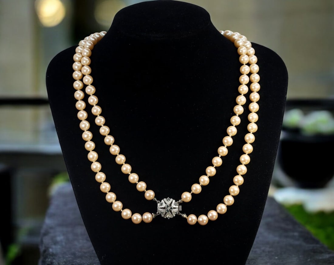 VINTAGE: Double-Strand Faux Pearl Necklace with Ornate Clasp - 60cm, 114g: A timeless vintage double-strand necklace featuring beautifully matched faux pearls with a soft, creamy luster. Measuring approximately 60cm in length and weighing 114g, this elegant piece is secured
