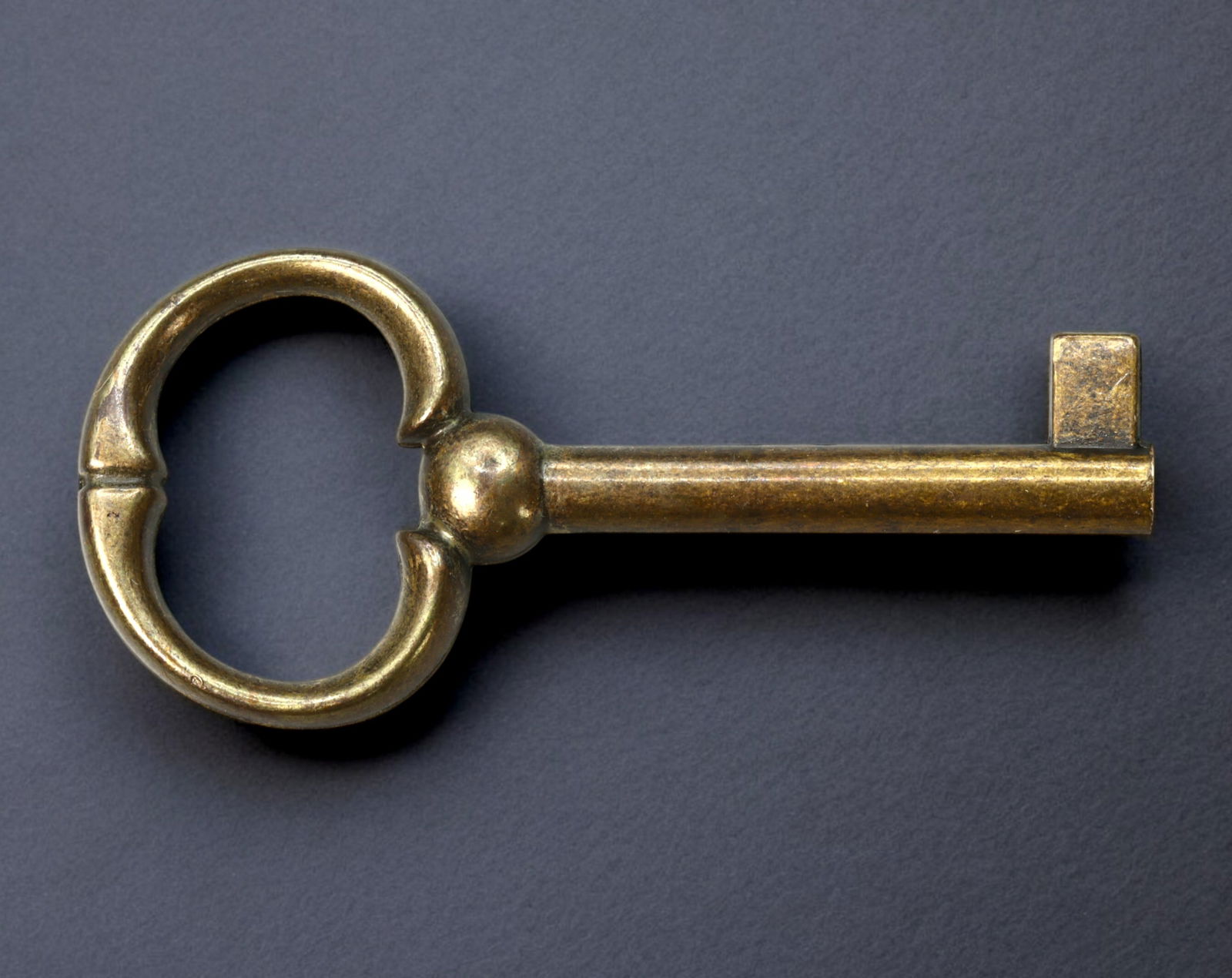 EUROPE: Early 20th Century - Brass Barrel Key, Split-Ring Bow with Square Flat Bit (72x33mm, 19.5g) (1 of 2)