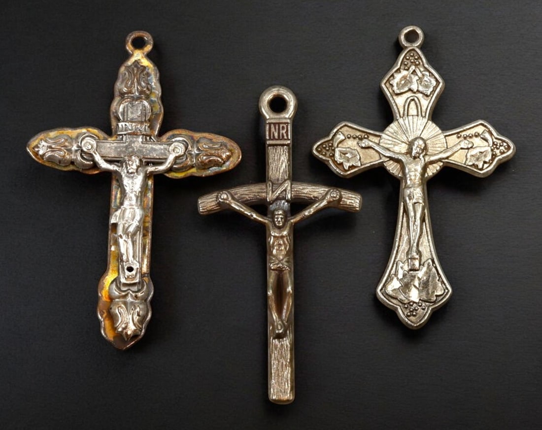 EUROPE: Antique Metal Crucifix Pendants - 3pcs, 17g, 5x3cm, 20th Century: A finely detailed set of antique crucifix pendants, totaling three pieces, each measuring 5 x 3 cm with a combined weight of 17 grams. These pendants showcase a variety of artistic styles, including o