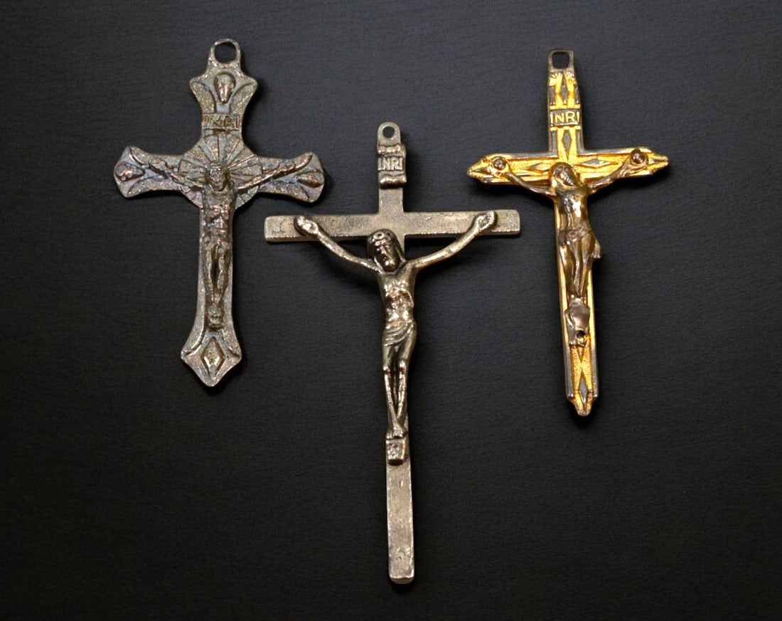 EUROPE: Antique Metal Crucifix Pendants - 3pcs, 7g, 3.5-5cm, 20th Century: A collection of antique crucifix pendants, totaling three pieces, each measuring between 3.5 to 5 cm with a combined weight of 7 grams. These finely crafted metal crucifixes feature detailed depiction
