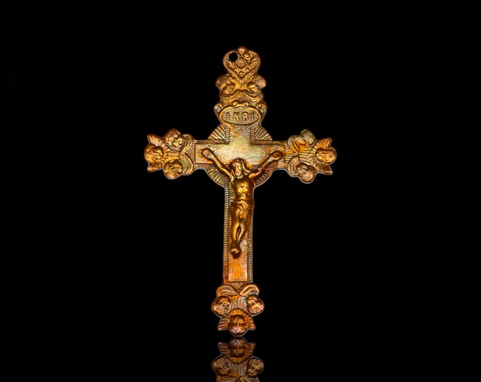 FRANCE: Baroque-Style Crucifix Pendant - Gilt Bronze, 19th Century: A beautifully crafted gilt bronze crucifix pendant, measuring 4x6.5 cm and weighing 5.8g, featuring an elaborate Baroque-style floral design at the cross terminals. The front showcases a finely cast f