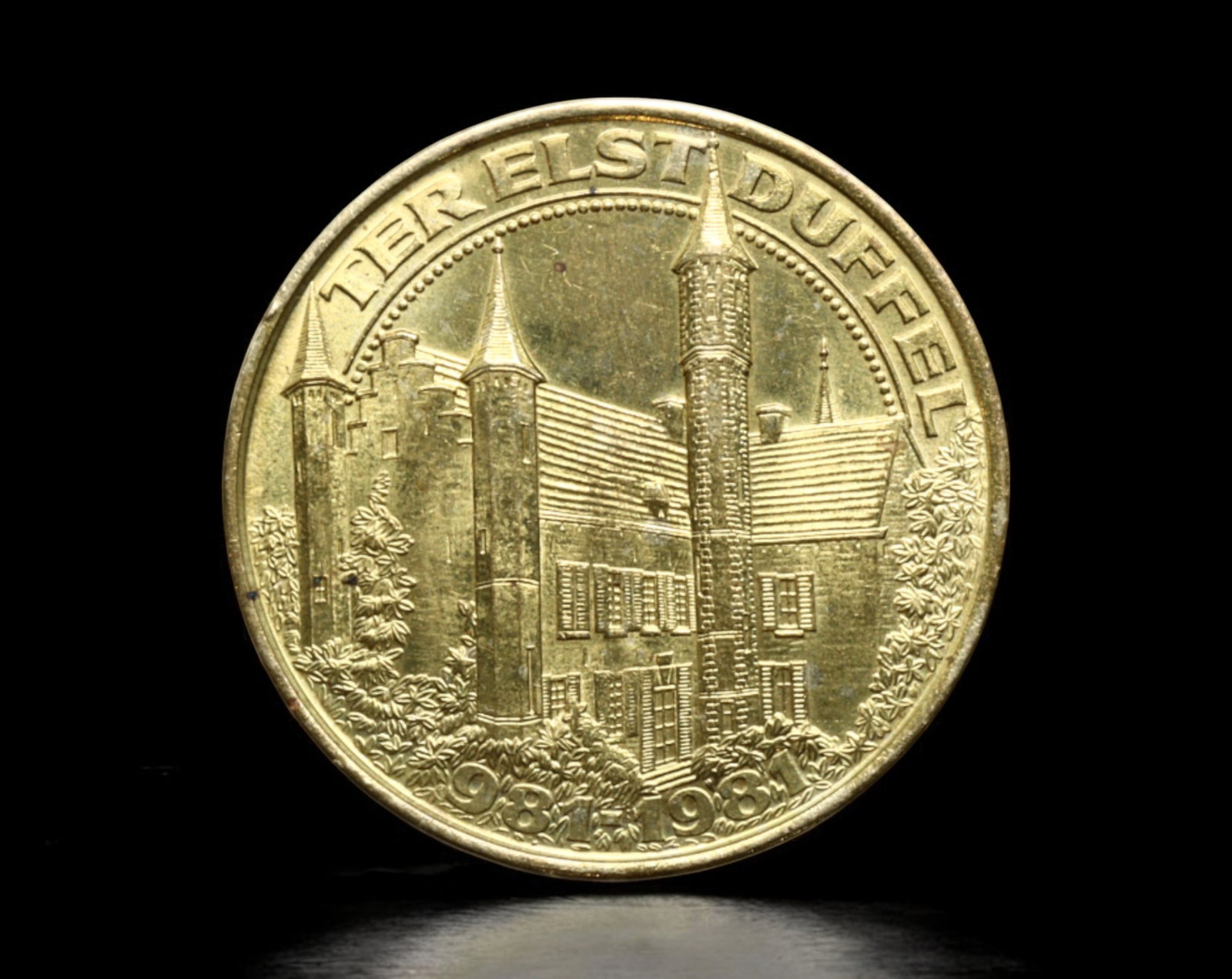 BELGIUM: Duffel 50 Flea Token - Ter Elst Castle, 1981: A commemorative 1981 Duffel 50 Flea token, struck in a brass-like alloy, measuring 30mm in diameter and weighing 8g, issued for local circulation in Duffel, Belgium. The obverse prominently displays t