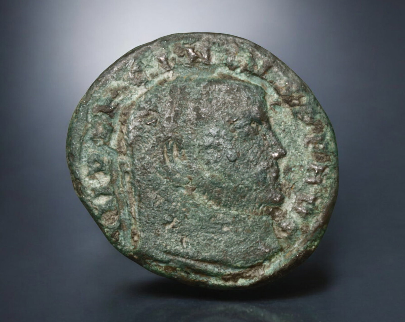 ROMAN EMPIRE: AE Coin - Bronze Issue, 20mm, 3.3g: A lot of bronze coins from the Roman Empire, reflecting the practical monetary fabric of the Imperial economy. These modestly sized bronzes likely span different emperors and issues, underscoring the 