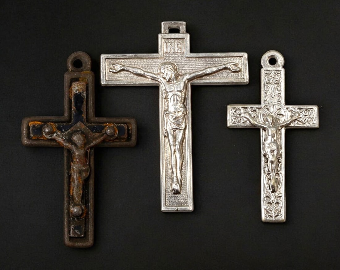 FRANCE: Lourdes & Devotional Crucifixes - Metal Alloy, 20th Century (3 pcs, 3-3.5cm, 6g) (1 of 2)