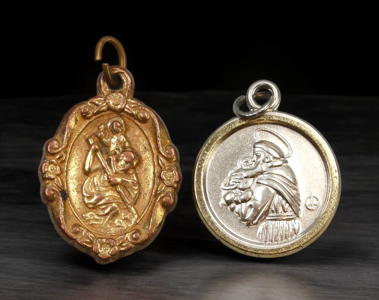 UNITED STATES: Religious Medals - St. Christopher & St. Anthony, c.1940s-1950s (25-28mm, 3.8g total, (1 of 2)