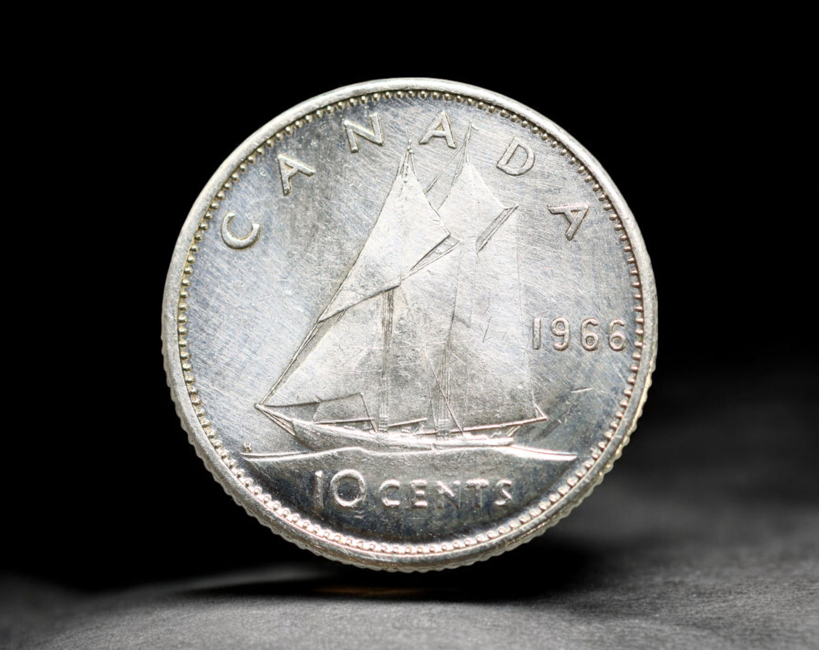 CANADA: Elizabeth II - Silver 10 Cents Coin, 1966 (18mm, 2.3g) (1 of 2)