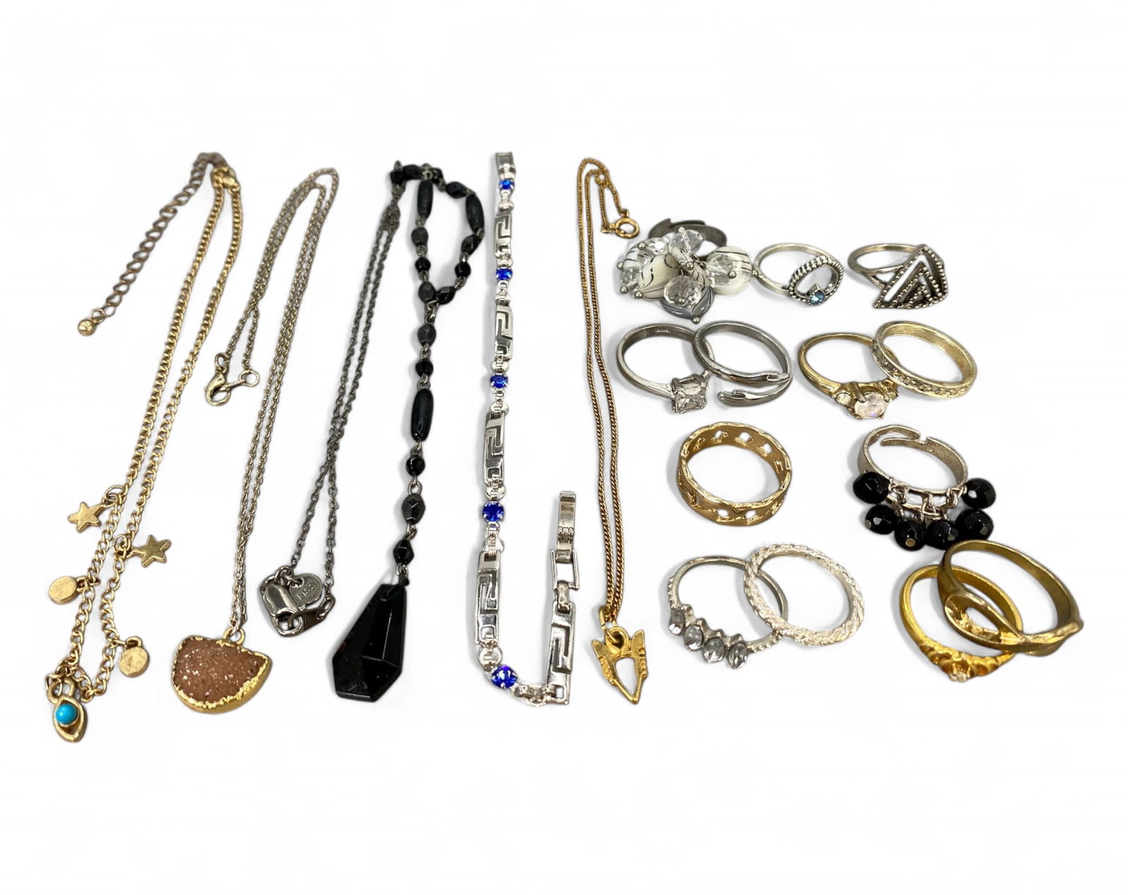 CONTEMPORARY MIXED STYLE: Jewelry Lot - Chains, Fashion Rings & Charm Bracelets, 21pcs (71g): This lively 21-piece assortment features a blend of contemporary costume jewelry, from sleek chain necklaces to rhinestone-accented toggle clasps and whimsical charms. Among the highlights are minimal
