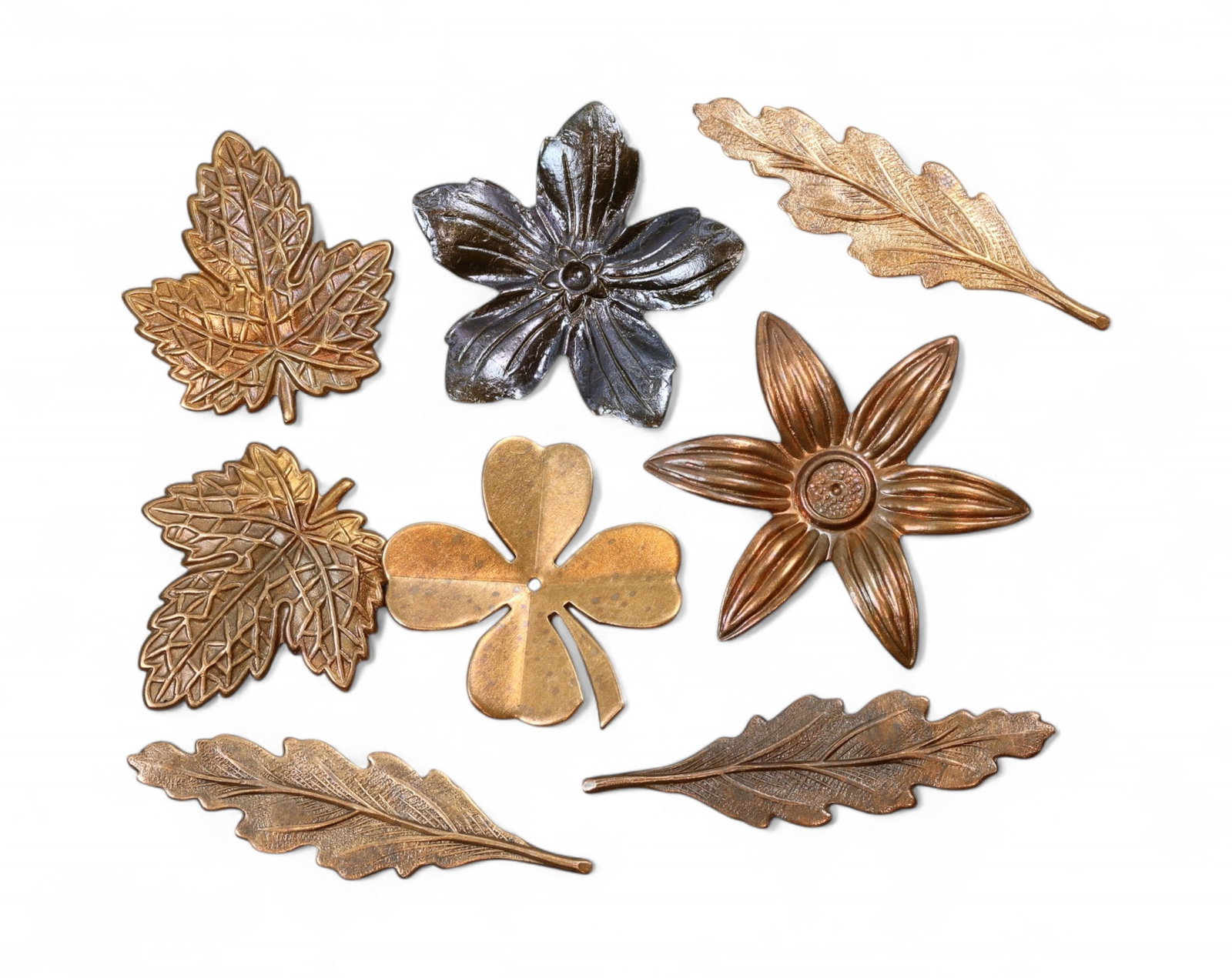 VINTAGE MIXED ERA: Leaf & Flora Motif Lot - Botanical Forms, 3.5-4cm (8 pcs): A beautifully curated collection of eight vintage botanical-themed mounts, showcasing lively interpretations of maple leaves, oak leaves, clover, and blooming flowers. This lot features a mix of goldt