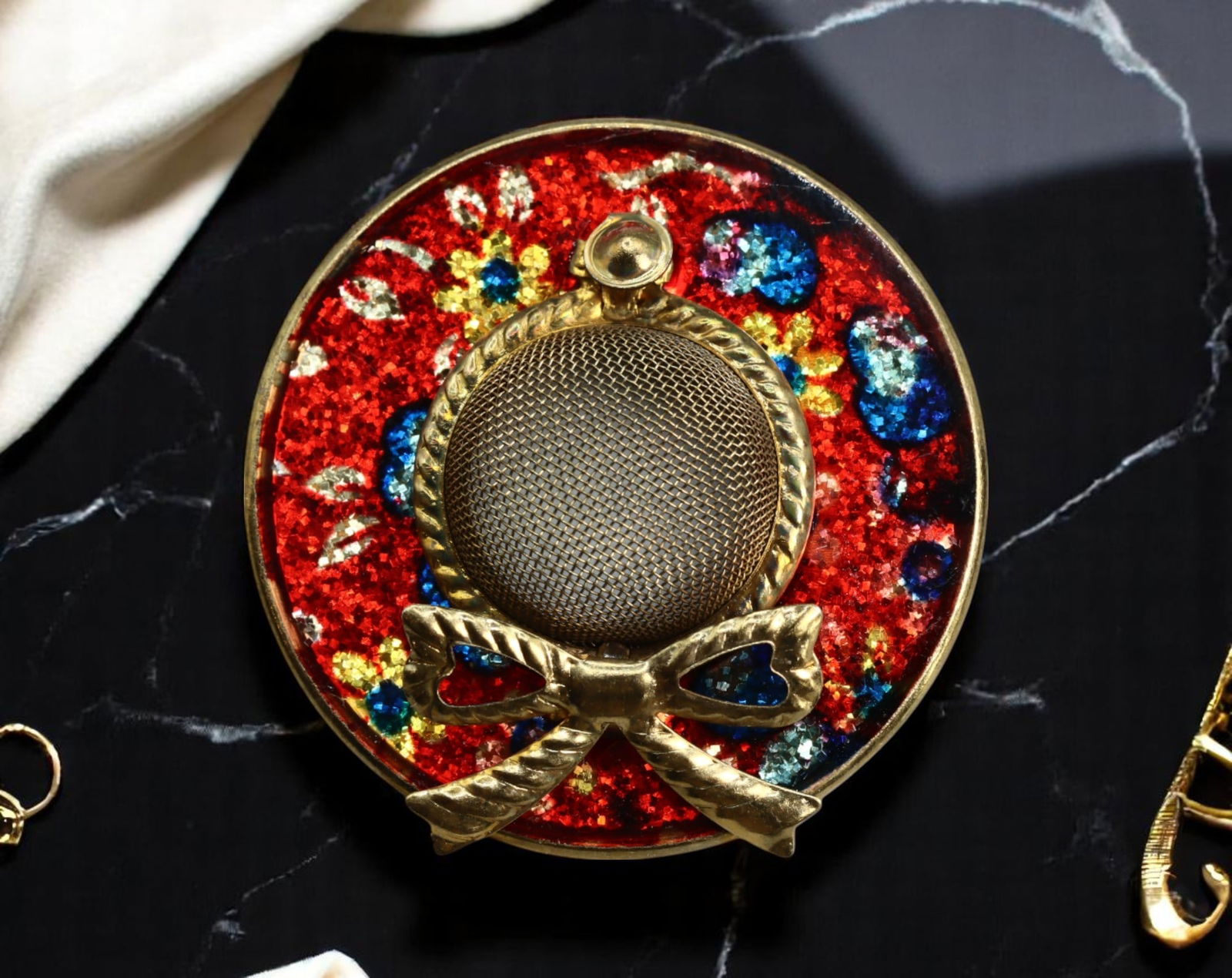 VINTAGE NOVELTY STYLE: Pin Brooch - Hat Motif with Bow & Mesh Crown, 3.5cm (1 of 2)