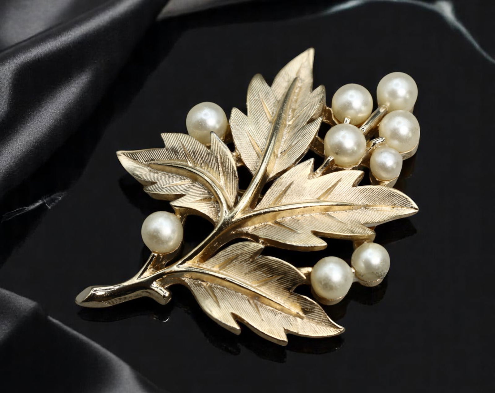 TRIFARI: VINTAGE MID-CENTURY BROOCH - Leaf Spray with Pearl-Like Clusters, 5x3.5cm (1 of 3)