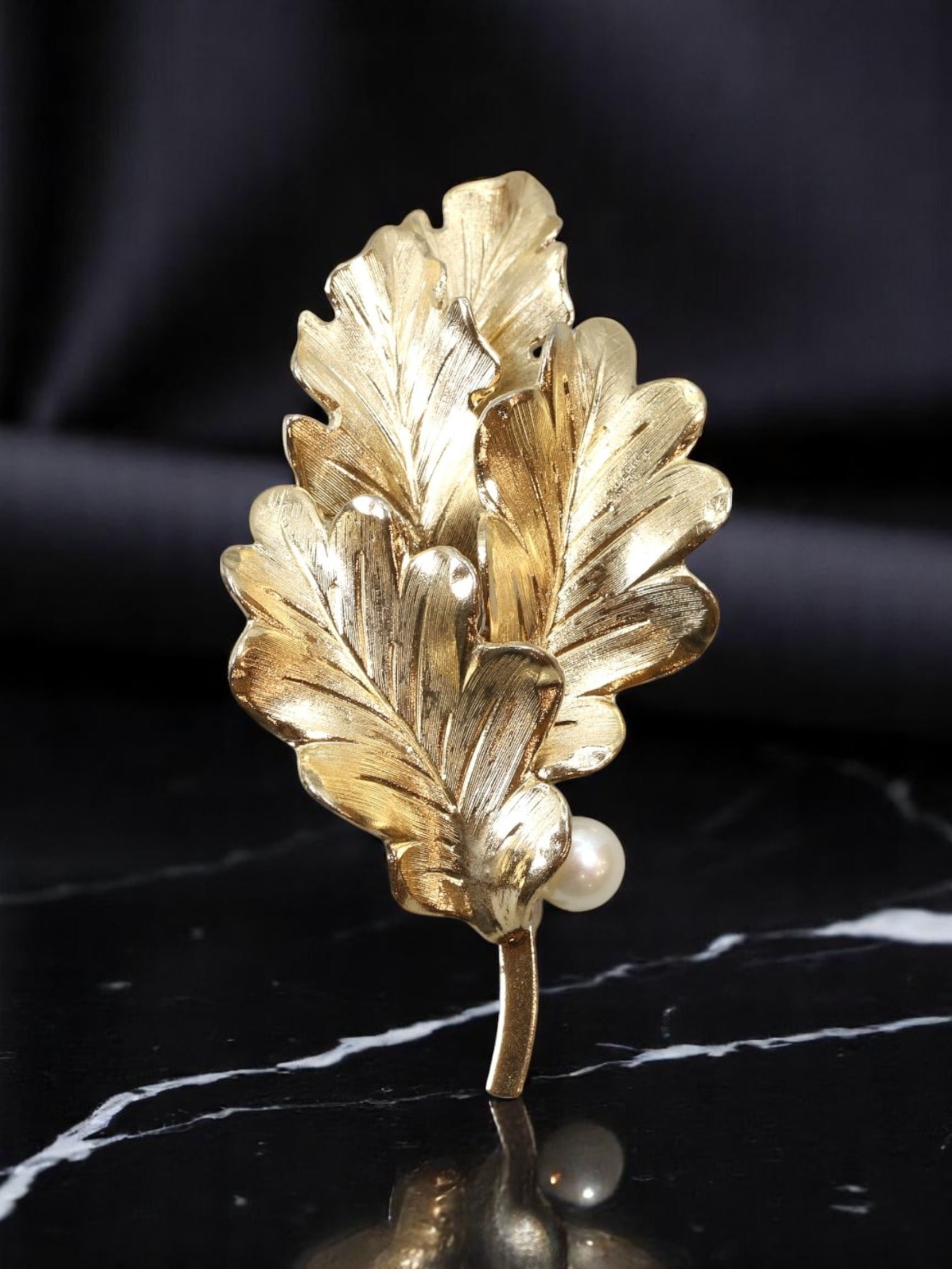 WELLS: Oak Leaf Brooch, Goldtone with Pearl-Like Accent (5x2.5cm) (1 of 3)