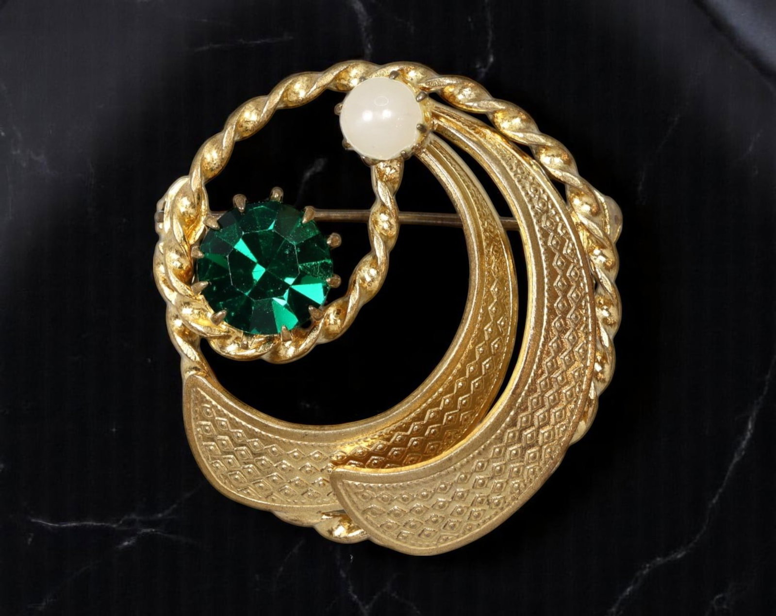 VINTAGE MID-CENTURY BROOCH - Textured Curve with Emerald-Like & Pearl-Like Stones, 3.5cm: An elegant estate find with sculptural flair, this vintage brooch features an interwoven swirl design in matte-textured goldtone, bordered by twisted rope trim. Accenting the arc are a luminous pearl-
