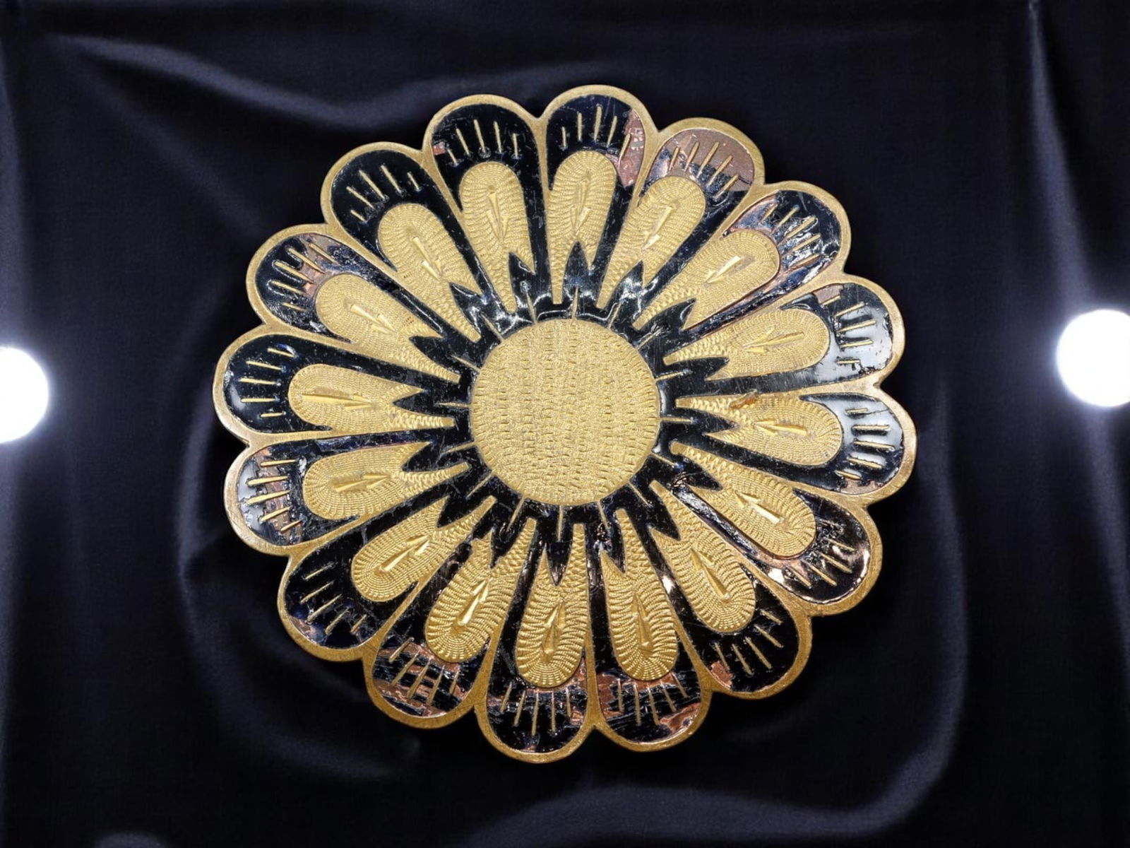 MID-CENTURY MODERNIST: Buckle - Stylized Sunburst Daisy, Black & Goldtone Etching (6cm) (1 of 2)