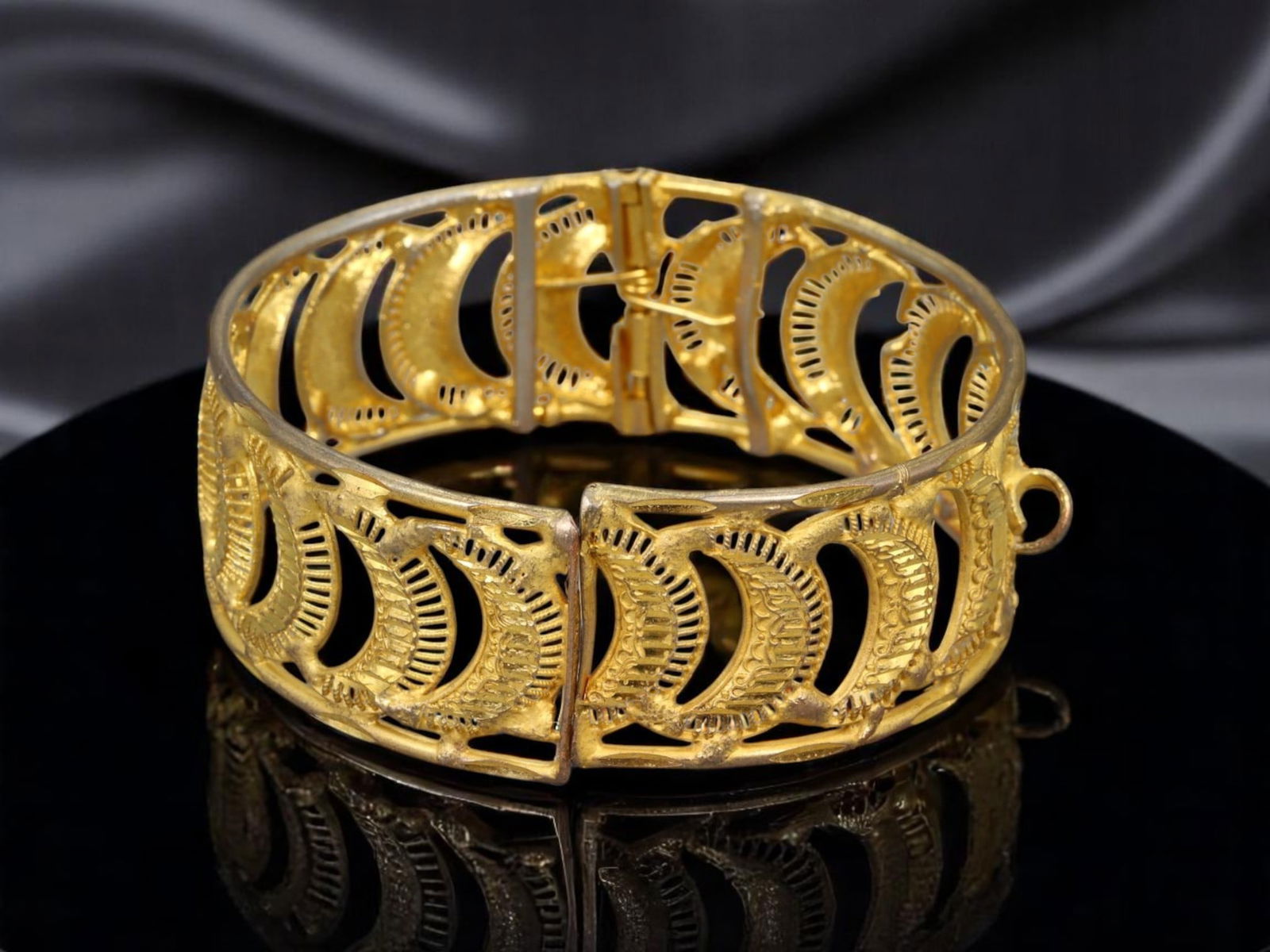 MID-CENTURY MODERNIST: Openwork Bangle - Sculptural Half-Moon Filigree, Bright Goldtone (6.7cm: A striking mid-century bangle with an architectural openwork design, this hinged bracelet features a continuous motif of half-moon filigree elements in a bright goldtone finish. Cast in sculptural rel