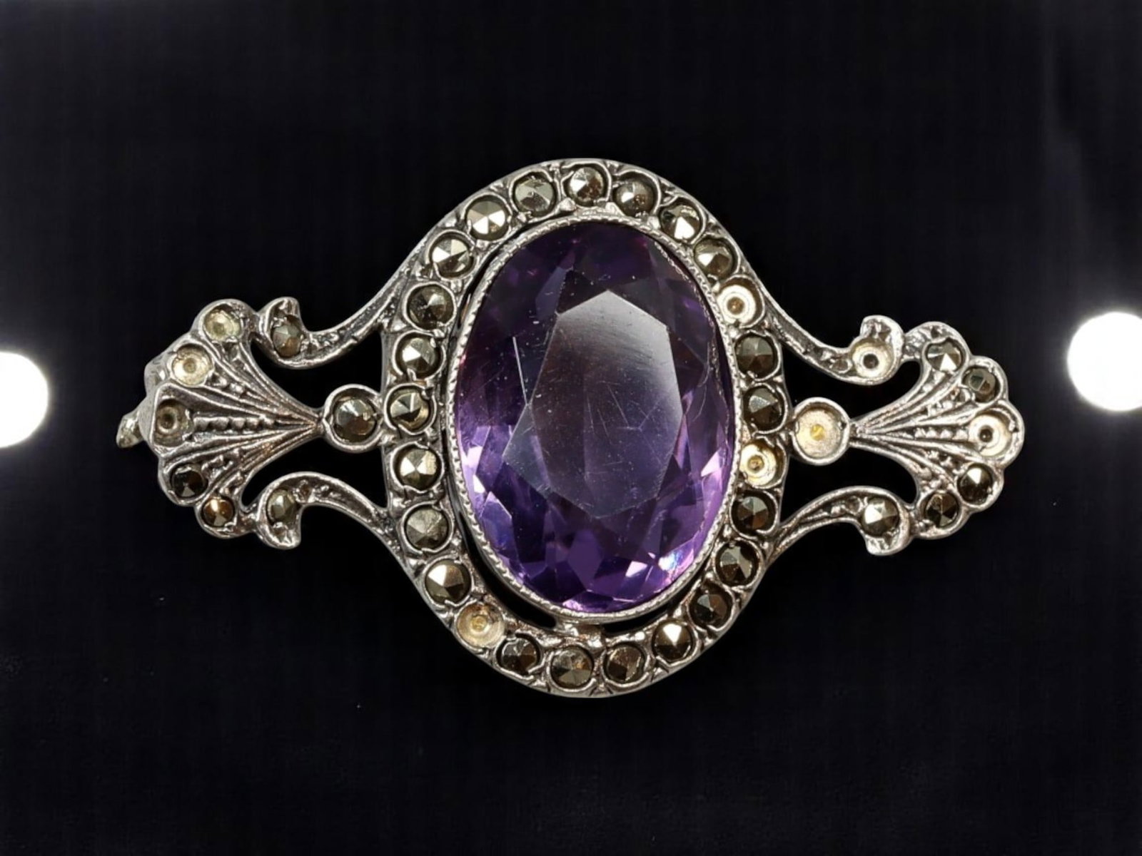 ART NOUVEAU REVIVAL: Brooch Frame - Amethyst Center, Marcasite Accents, 5.8g, 3.5x2cm: An elegant Art Nouveau revival brooch frame featuring a rich oval-cut amethyst-like centerpiece encircled by sculpted scrolls and luminous marcasite-like accents. Executed in a cool silvertone finish,