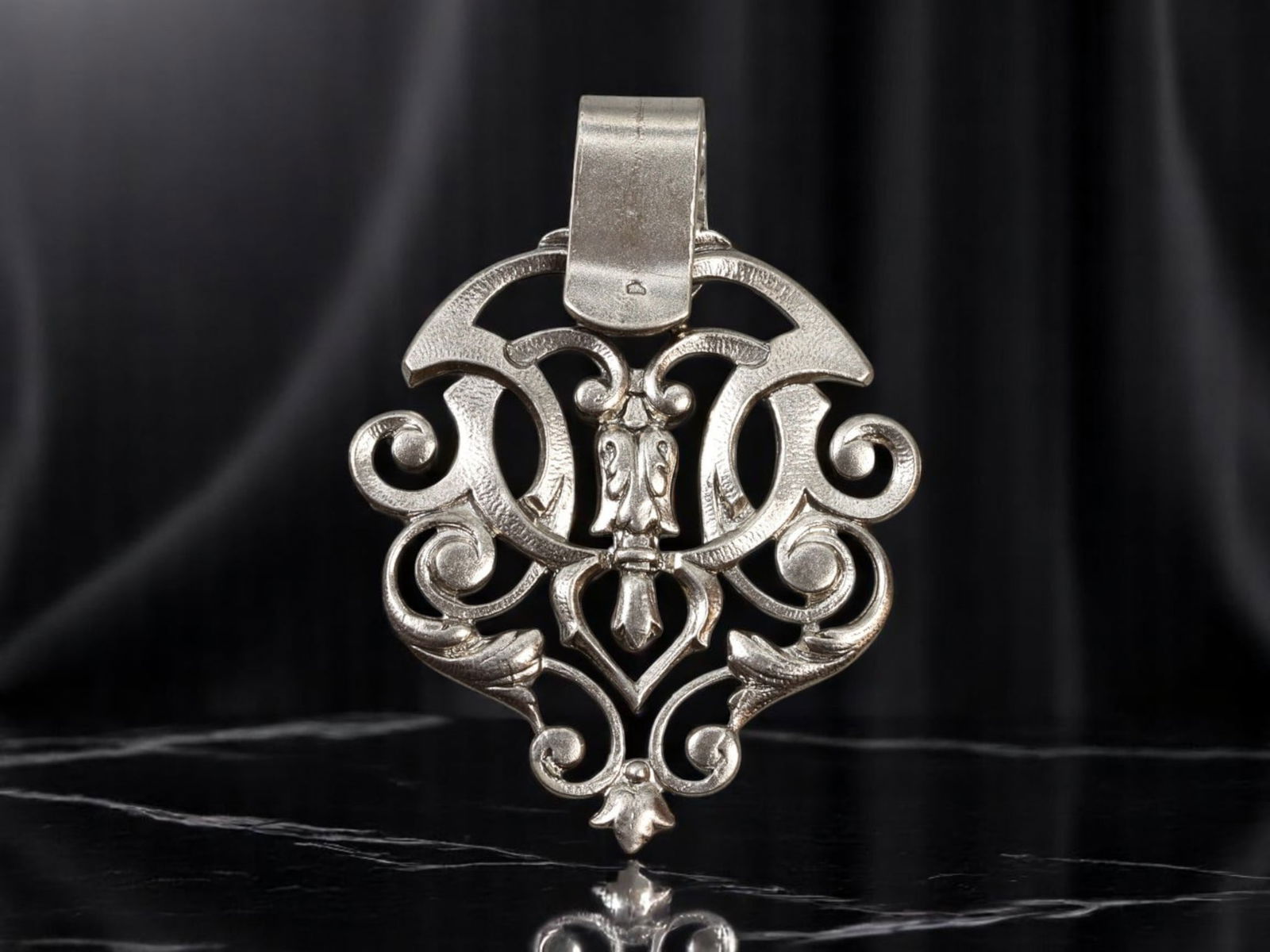 VINTAGE REVIVAL: Silver Pendant - Ornate Rococo Scrollwork, Floral Cartouche (8.6g, 4.5x3cm): An elegant vintage silver pendant designed with intricate Rococo-inspired scrollwork and a central raised floral cartouche. Rendered in bright silver tone, this piece combines romantic curvilinear mot
