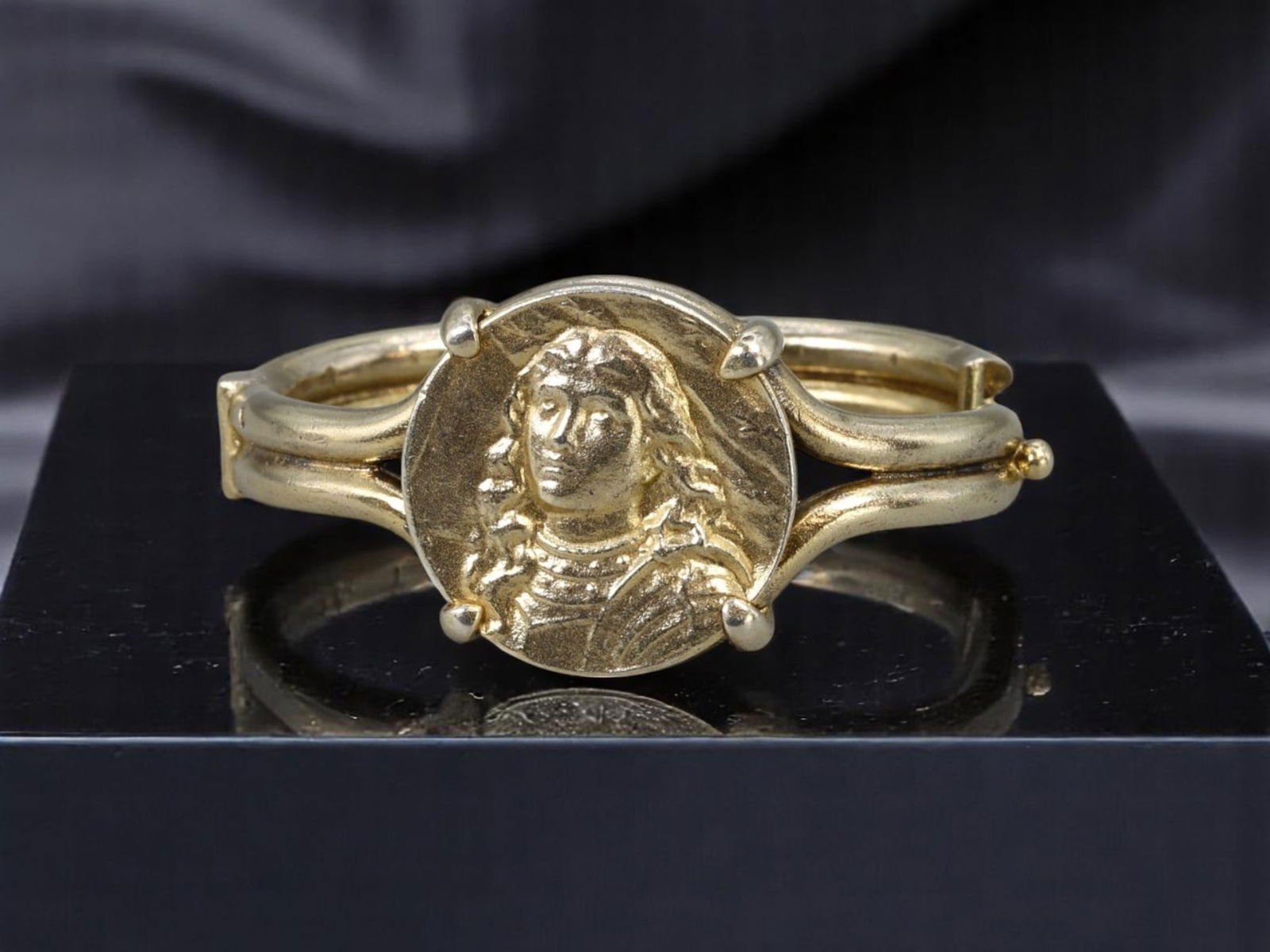 RENAISSANCE REVIVAL: Cloak Pin - Lady Portrait Medallion, Fleur-de-Lis Motif, Gilt Finish (3x1.7cm) (1 of 3)