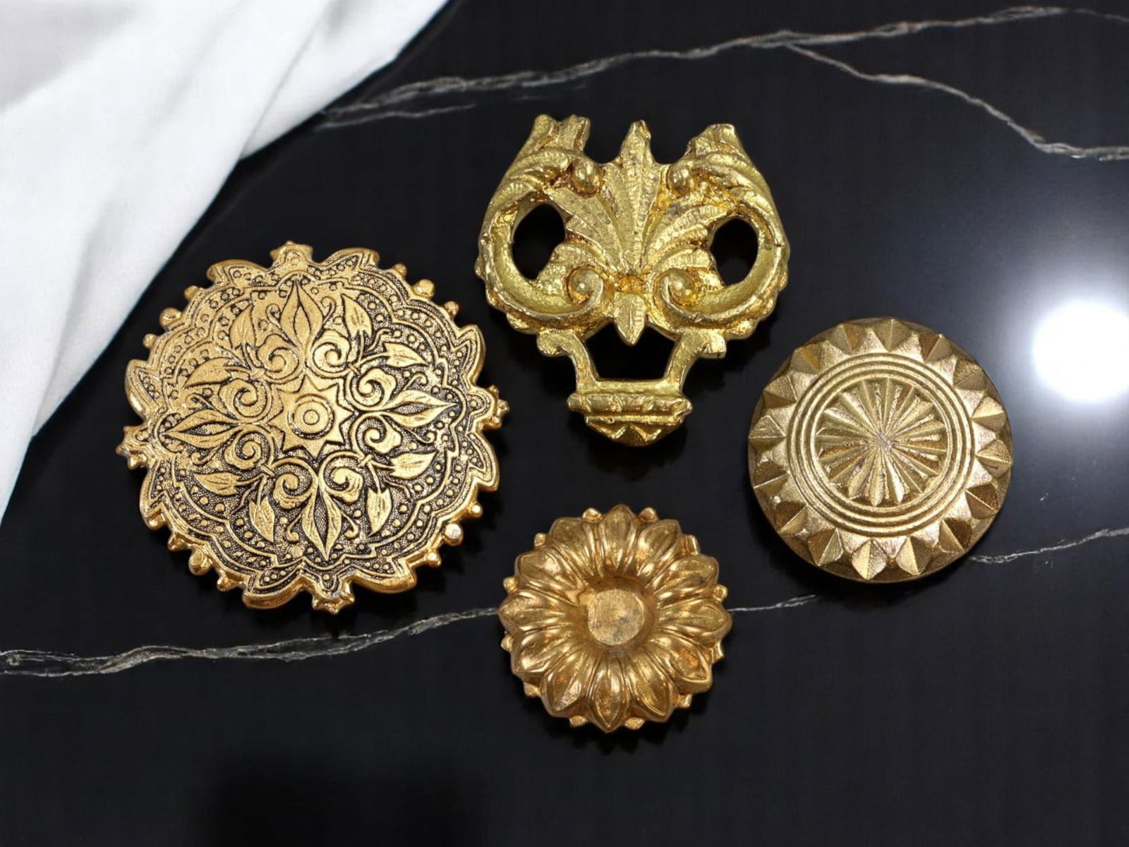 VINTAGE MIXED ERA: Decorative Mounts Lot - Ornate Medallion & Fleur-De-Lis, 2-3cm (4 pcs) (1 of 2)