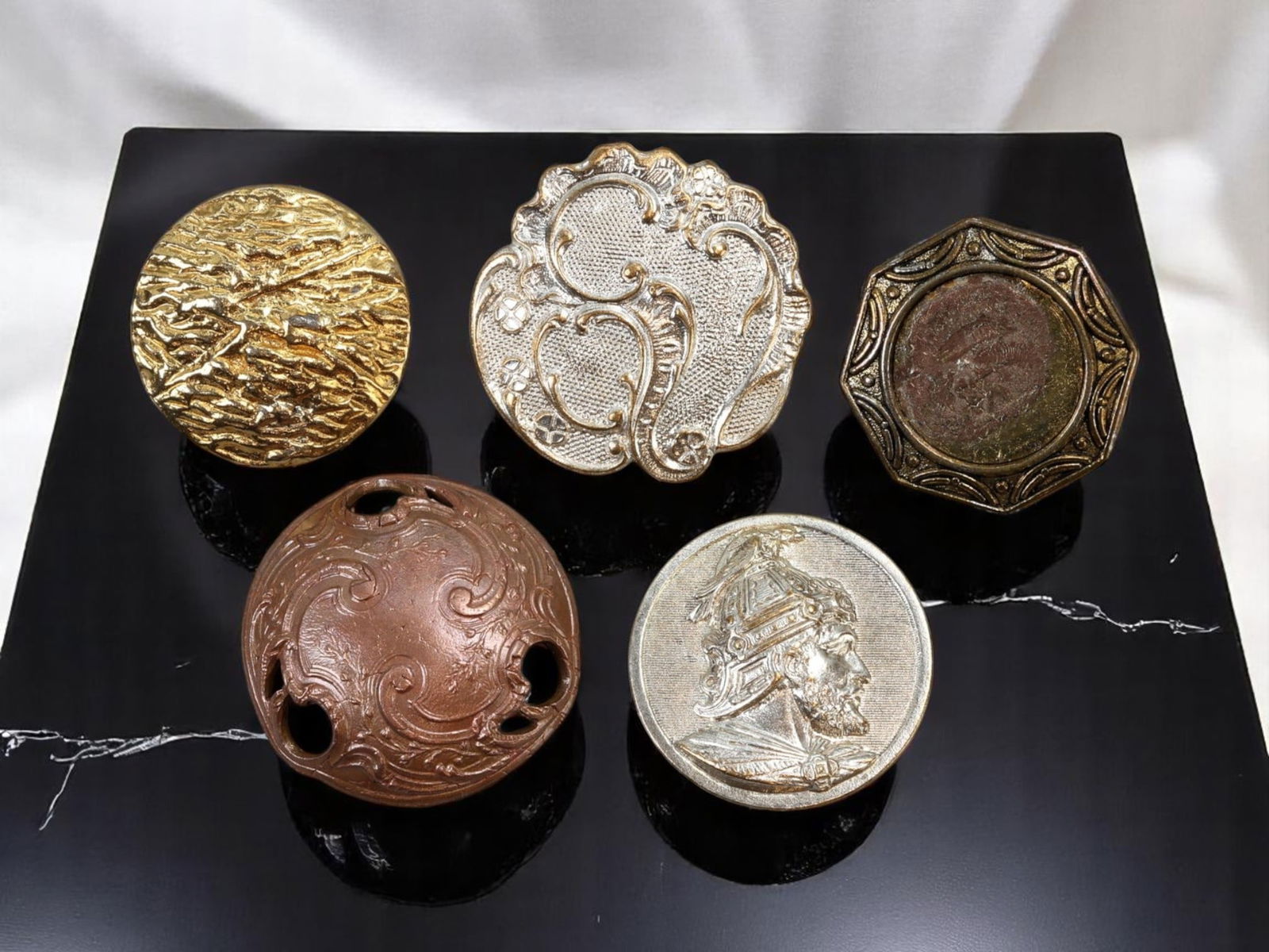 VINTAGE MIXED ERA: Button Lot - Heraldic & Textural Forms, Silvertone & Goldtone (5pcs, 2-2.5cm) (1 of 2)