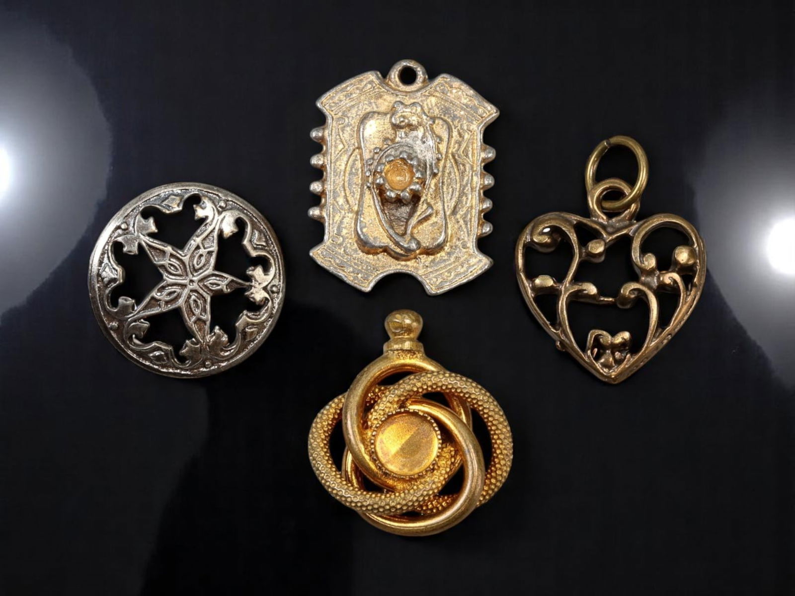 VICTORIAN REVIVAL: Pendant Lot - Heraldic, Love Knot & Openwork Heart, 2cm (4 pcs) (1 of 2)