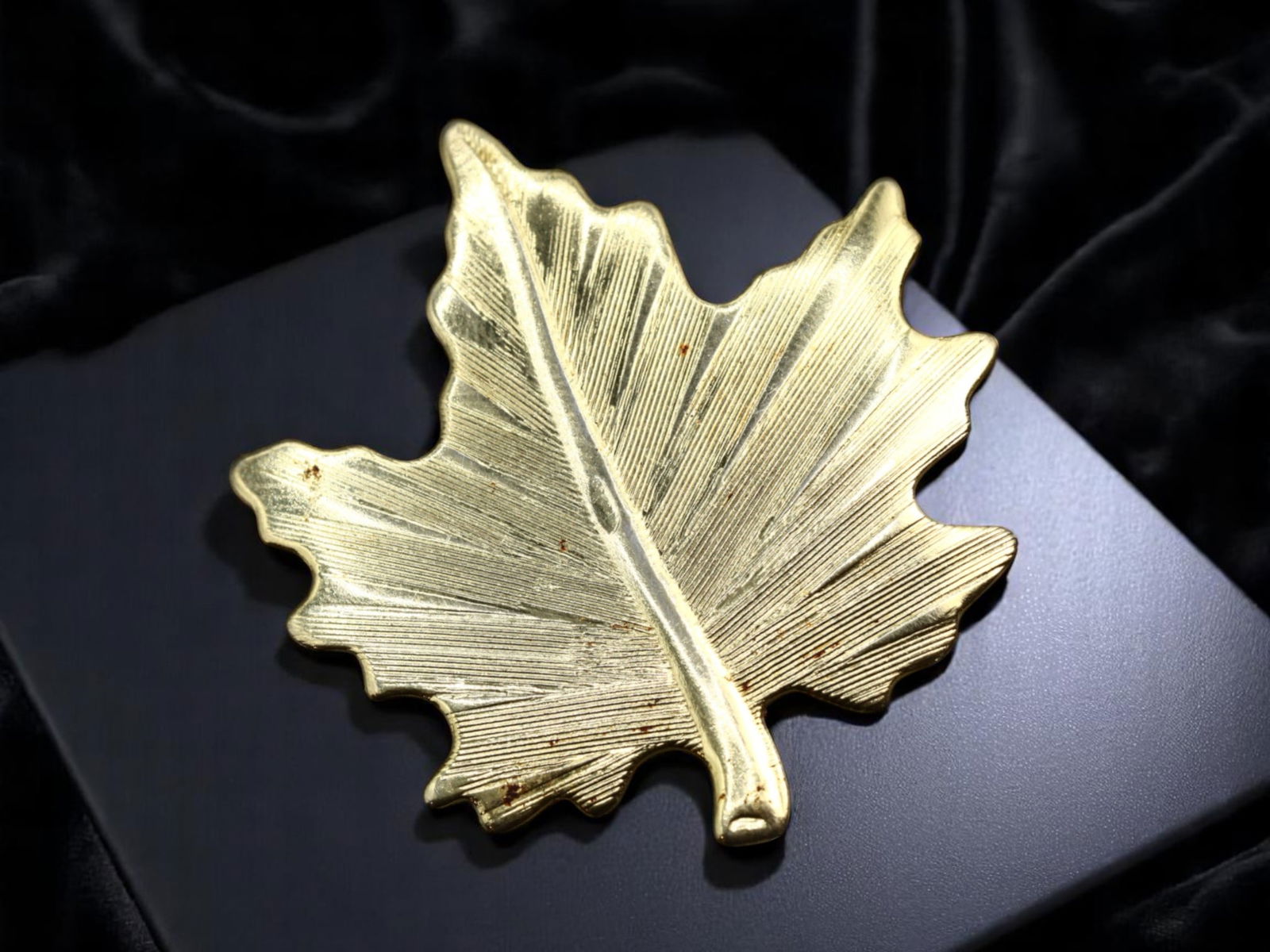 MID-CENTURY STYLE: Brooch - Sculptural Maple Leaf Form in Bright Goldtone, 3.8x3.5cm (1 of 2)