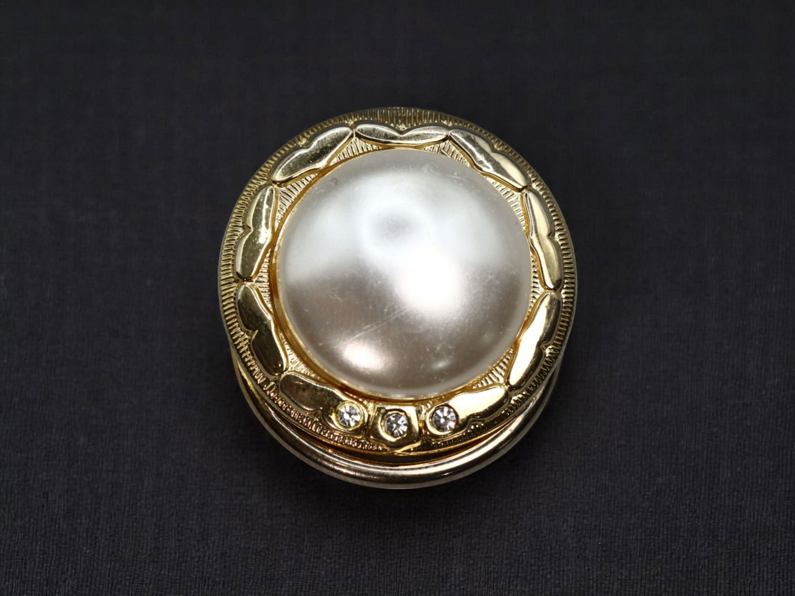 VINTAGE GLAMOUR STYLE: Round Clip Brooch - Pearl-Like Dome & Clear Gems 2.8cm (1 of 2)