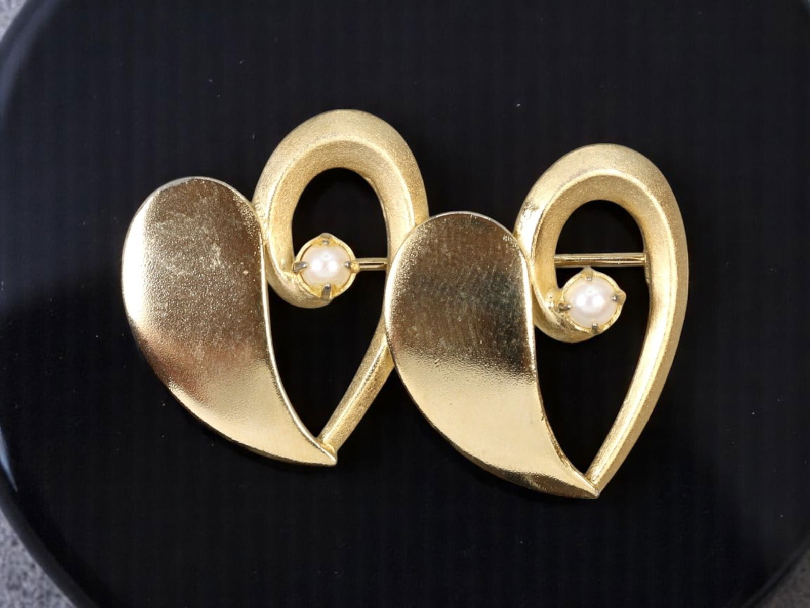 MODERN ROMANTIC: Double Heart Brooch - Pearl-Like Accents, Sculptural Form 3.8x2.5cm (1 of 2)