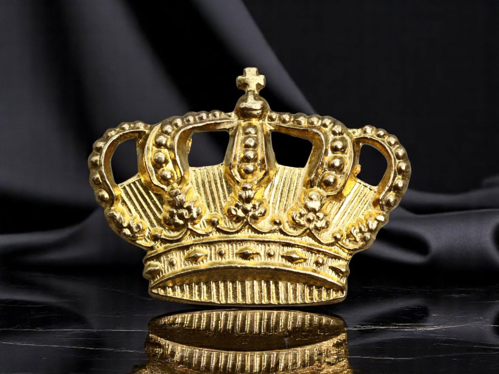 VINTAGE REGAL STYLE: Petite Crown Brooch - Raised Goldtone Relief, 2.3x1.7cm (1 of 2)