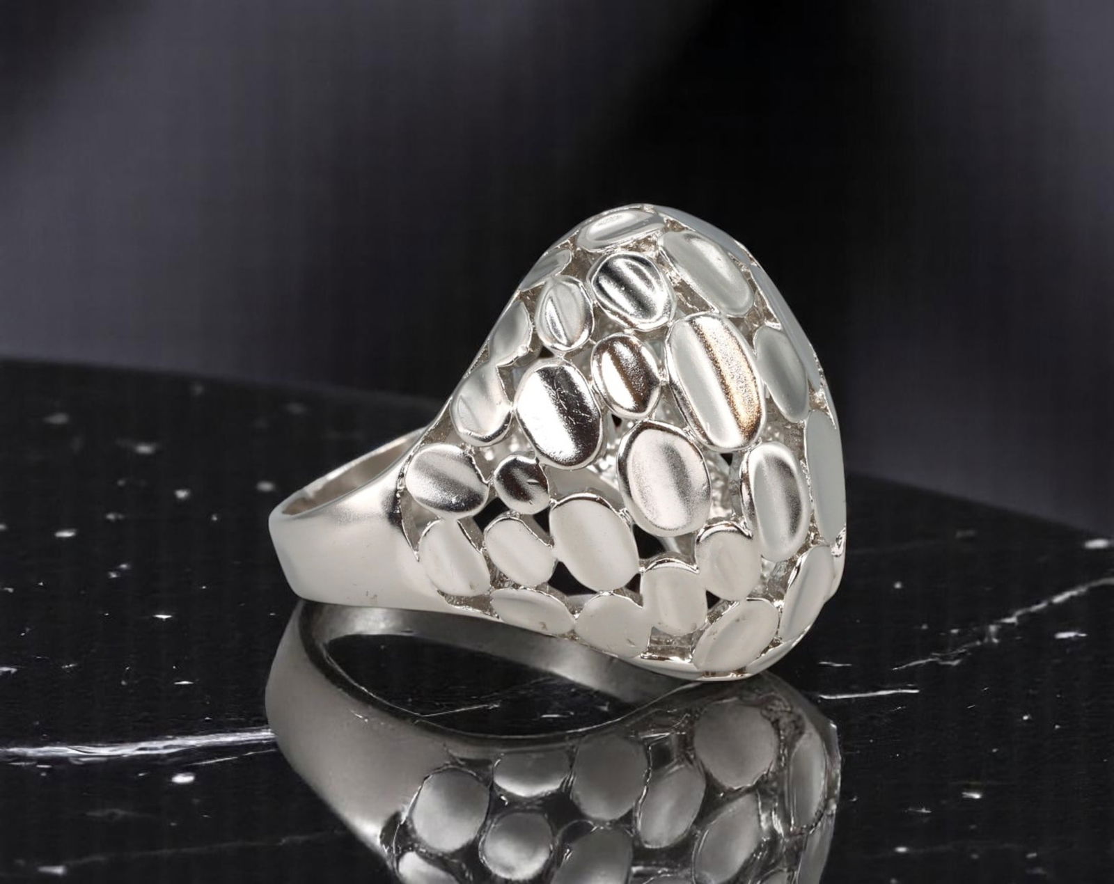 LIA SOPHIA: Vintage Style Dome Ring - Polished Open Oval Pattern in Silvertone, Size 11 (1 of 2)