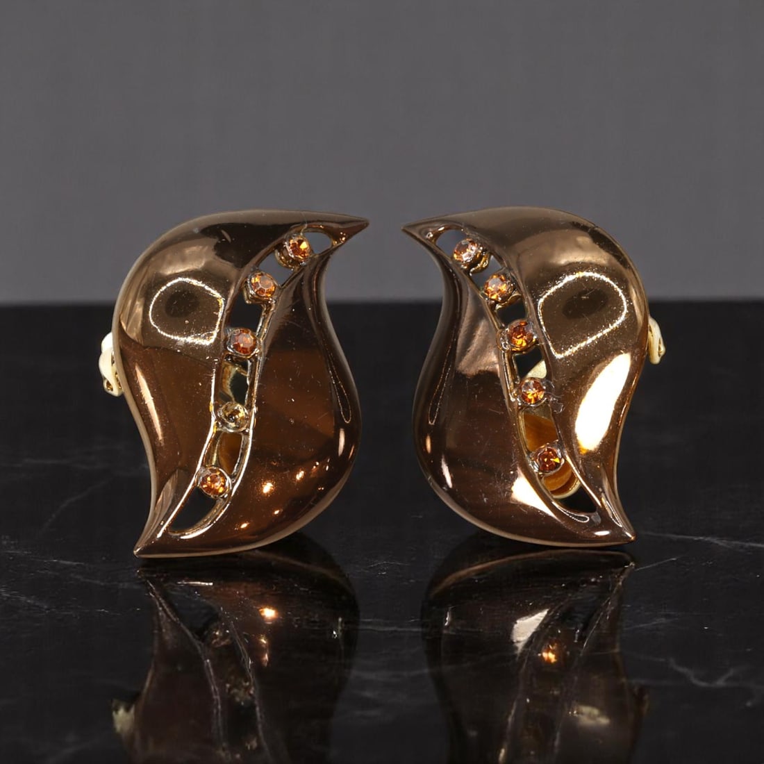 MID-CENTURY MODERN: Clip Earrings - Sculptural Wave Form with Amber-Tone Stones 3.8x2.2cm (1 of 2)