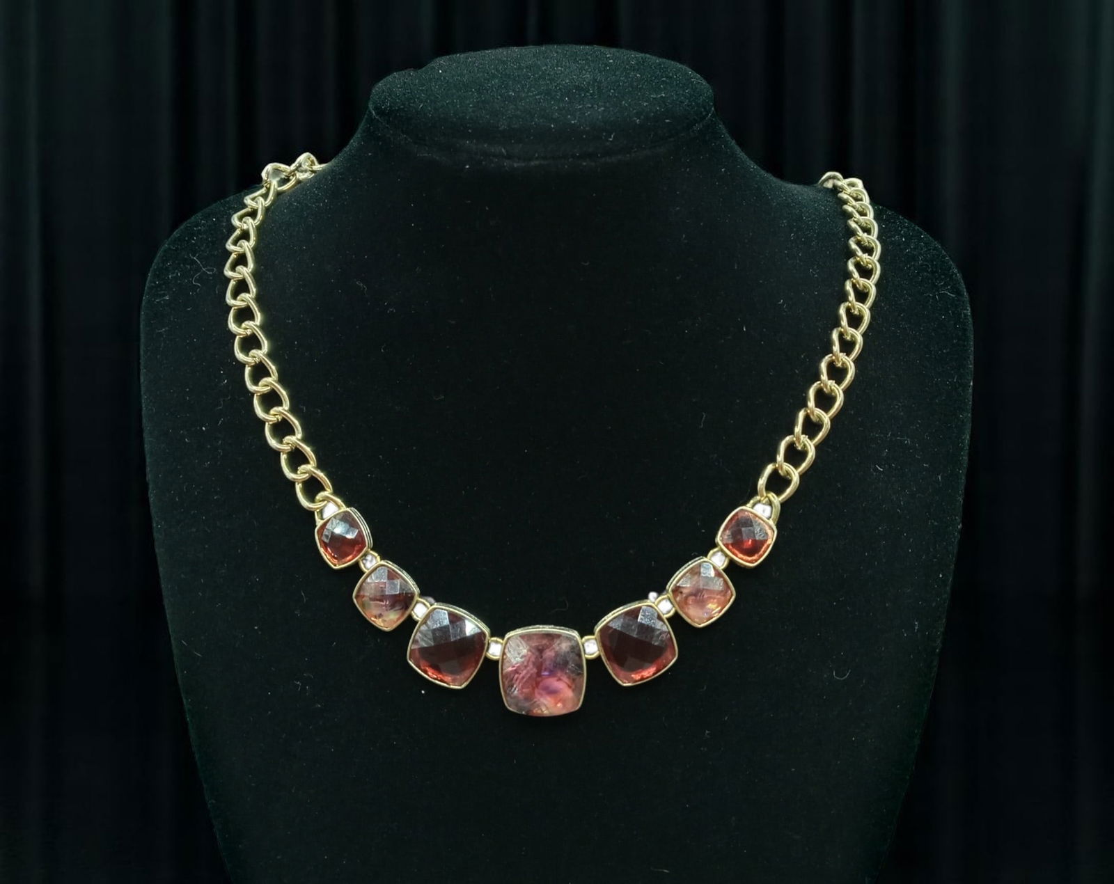 ARTISTIC MODERN: Link Necklace - Faceted Red-Gem Look with Abalone Backing, Goldtone Chain, 48 cm (1 of 2)