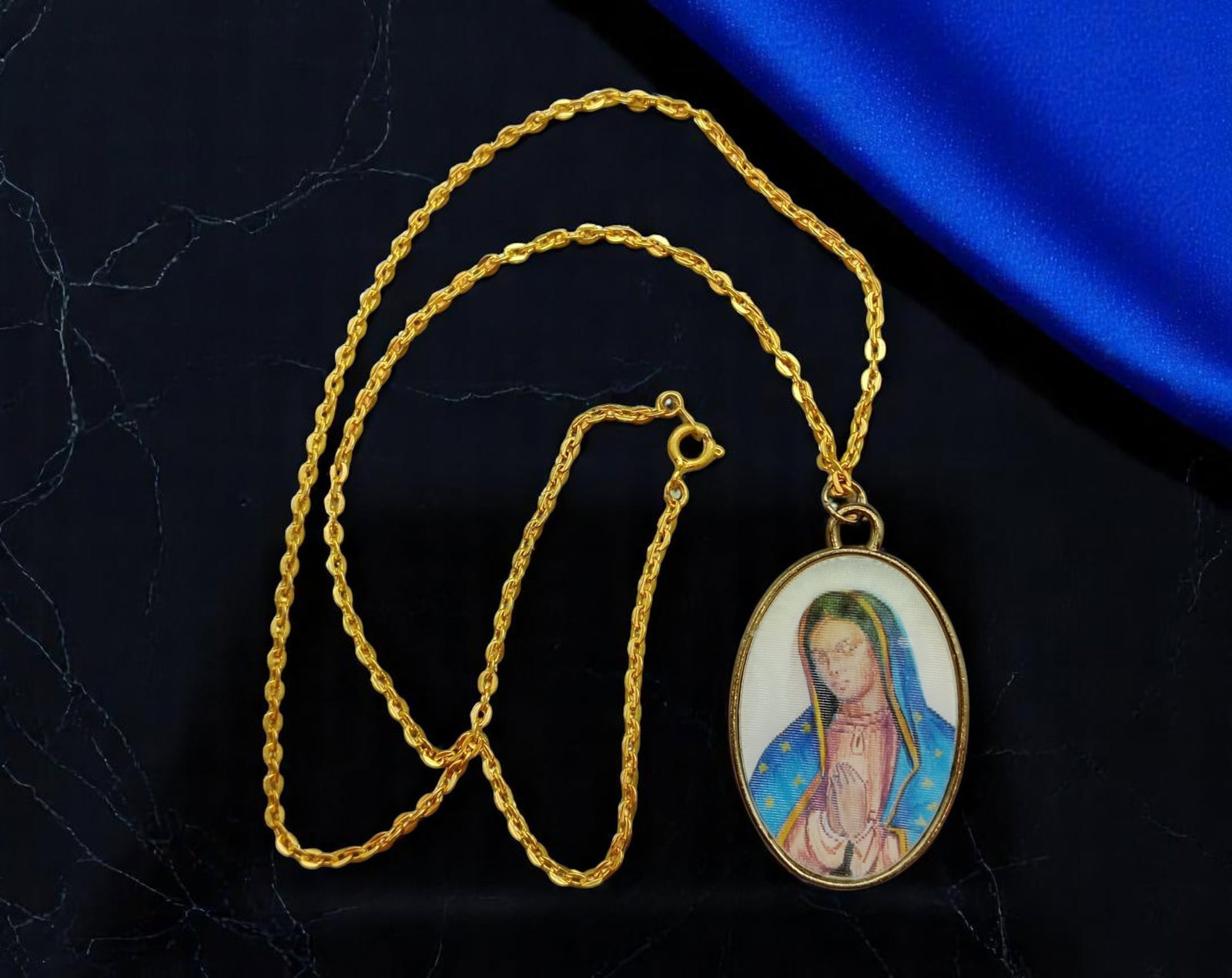 DEVOTIONAL STYLE: Lenticular Pendant Necklace - Virgin & Sacred Heart Images, 50 cm: A captivating piece of devotional jewelry, this 50 cm goldtone necklace features a lenticular-effect oval pendant that reveals alternating images of the Virgin Mary and the Sacred Heart of Jesus when 