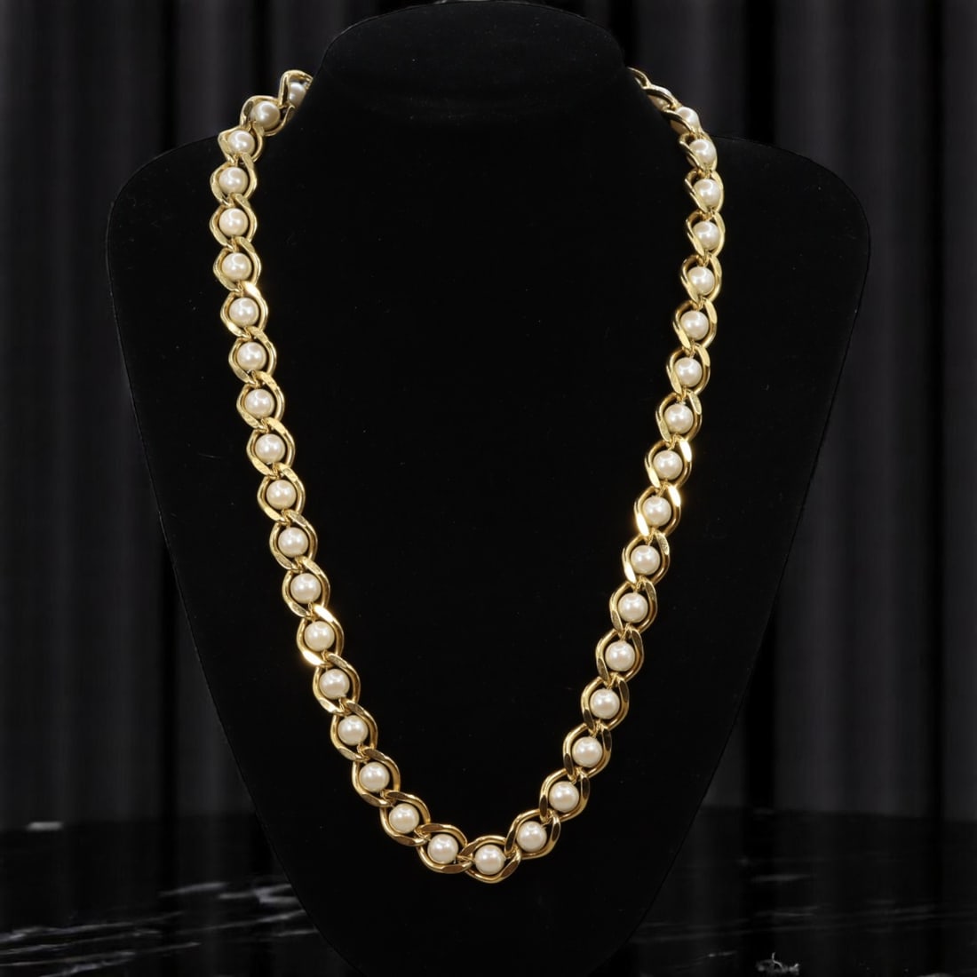CLASSIC STYLE: Chain-Link Necklace - Pearl-Like Beads in Goldtone Ribbon Twist (58cm): This vintage 58 cm necklace combines the timeless luster of pearl-like beads with a sculptural goldtone ribbon twist setting, creating a continuous loop of luminous contrast and graceful flow. Each be