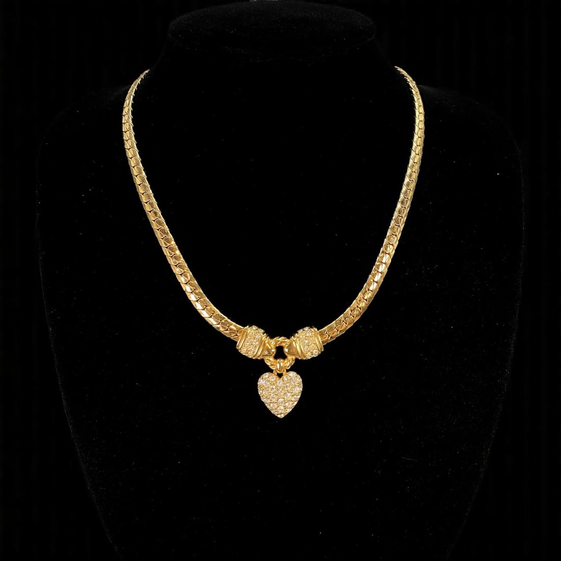 Collar Necklace - Pave Heart Drop on Textured Goldtone Torque Chain, 44cm: An opulent estate collar necklace, this 44 cm goldtone piece showcases a dimensional heart pendant encrusted with brilliant-cut clear stones, suspended from a textured, high-polish torque chain with p