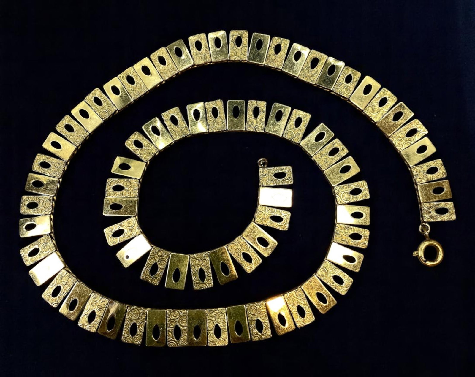 Link Collar Necklace - Etched & Cutout Rectangular Panels, Goldtone, 40cm: An intriguing estate necklace in vintage artisanal style, this 40 cm goldtone collar features a sequence of rectangular panels-alternating between etched scrollwork designs and polished finishes-with 