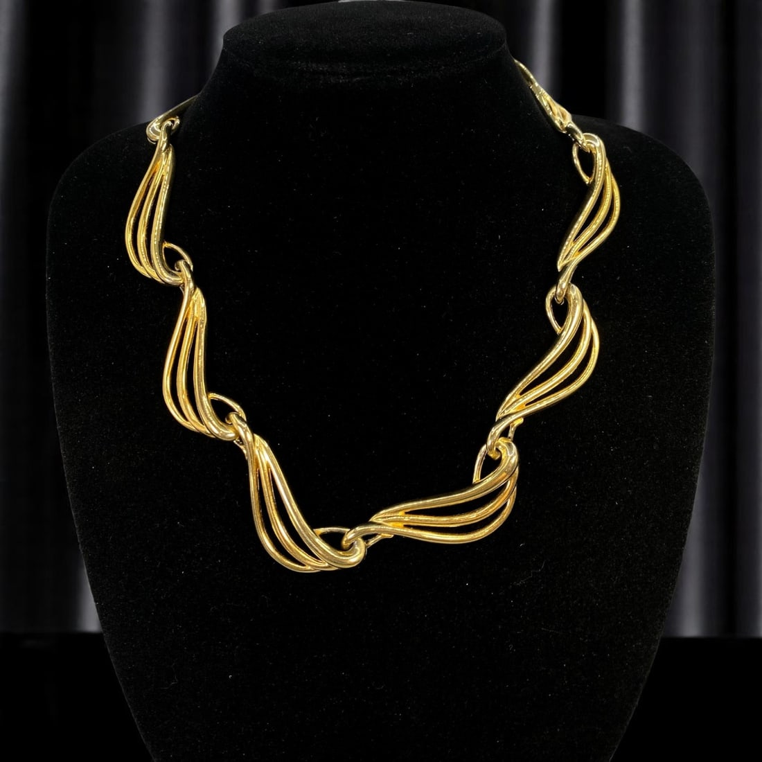 Link Collar Necklace - Fluid Wave Form Motif, Sculptural Goldtone, 44cm: Elegantly fluid and visually sculptural, this vintage estate collar necklace features a series of goldtone links shaped in a sweeping wave form, creating a rhythmic and architectural silhouette. Each 