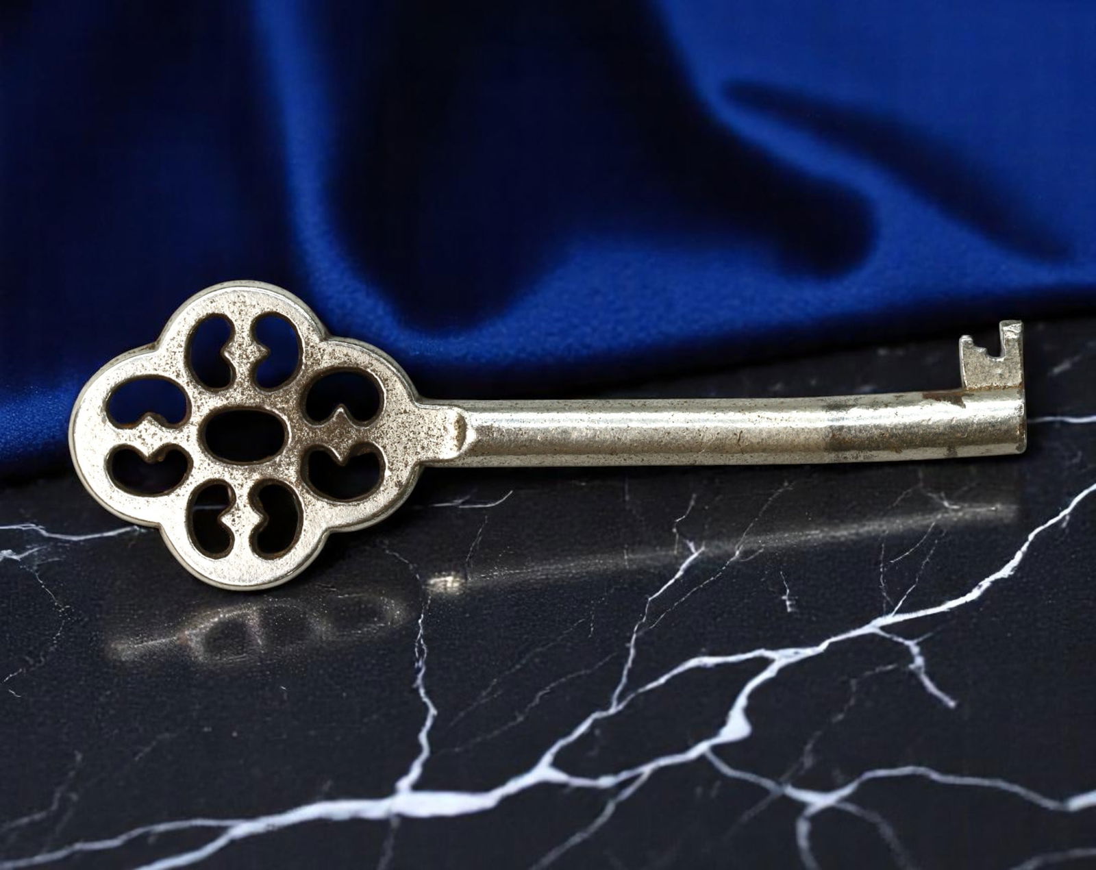 ANTIQUE: Ornate Skeleton Key - Pierced Quatrefoil Bow, Silvertone Cast Metal, 8.5x2.7cm, 16g (1 of 2)