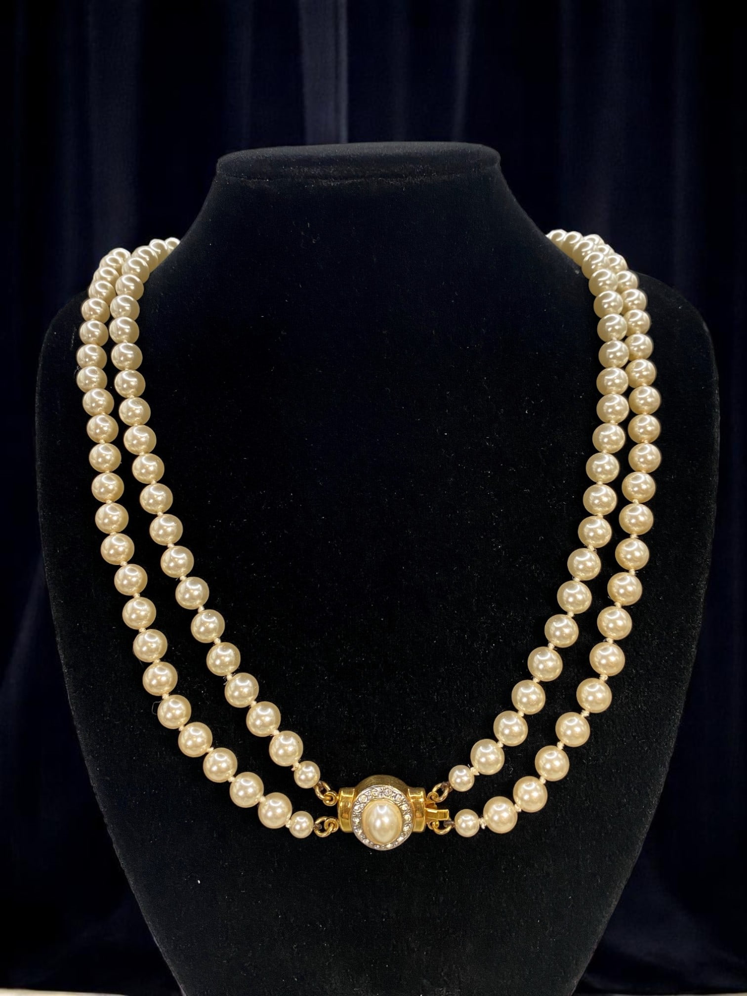 CLASSIC STYLE: Double-Strand Necklace - Pearl-Like Beads, Decorative Clasp Accent (60cm): Evoking timeless elegance, this 60 cm double-strand necklace showcases uniform pearl-like beads with a soft luster, connected by a standout central clasp featuring a domed oval accent surrounded by br