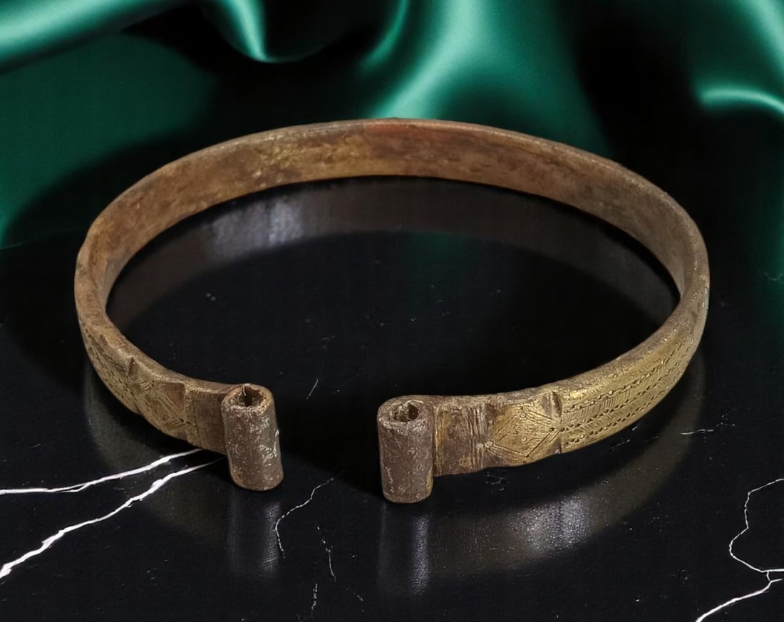 ANTIQUE: Ancient Bronze Bracelet - Hollow Terminal Design, Engraved Floral Motifs, 10cm, 102g (1 of 3)