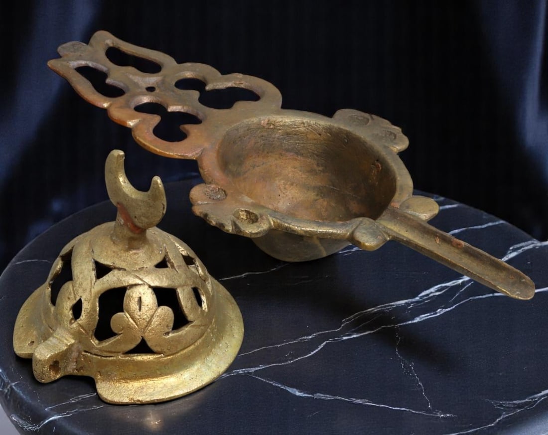 SELJUK: Oil Lamp - Cast Bronze with Pierced Dome Lid, 5-12cm (84g): An evocative example of Seljuk-period bronze craftsmanship, this cast oil lamp features a shallow hemispherical bowl with extended rim tabs and an elongated, foliate-pierced handle, paired with a fine