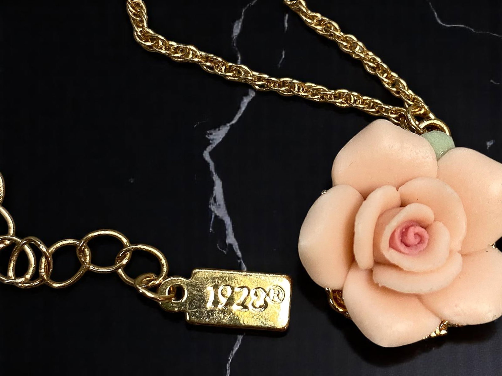 1928 VINTAGE ESTATE: Necklace - Soft Peach Rose Pendant, Goldtone Chain, Romantic Floral Motif 46cm: From an estate jewelry collection, this signed 1928 necklace epitomizes vintage romantic charm. The piece features a finely crafted soft peach rose centerpiece made from a resin-like material, suspend
