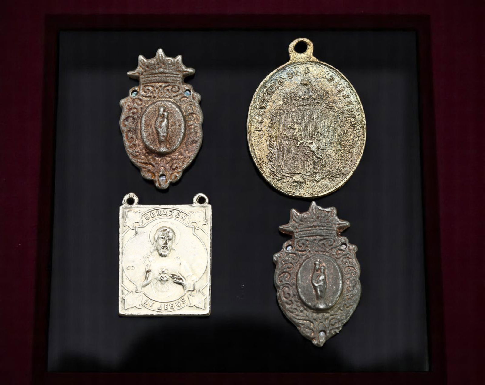 Medal & Plaque Lot - Sacred Heart, Madonna, Heraldic Shield Motifs, Mixed Finishes (4pcs, 2.2 cm) (1 of 2)