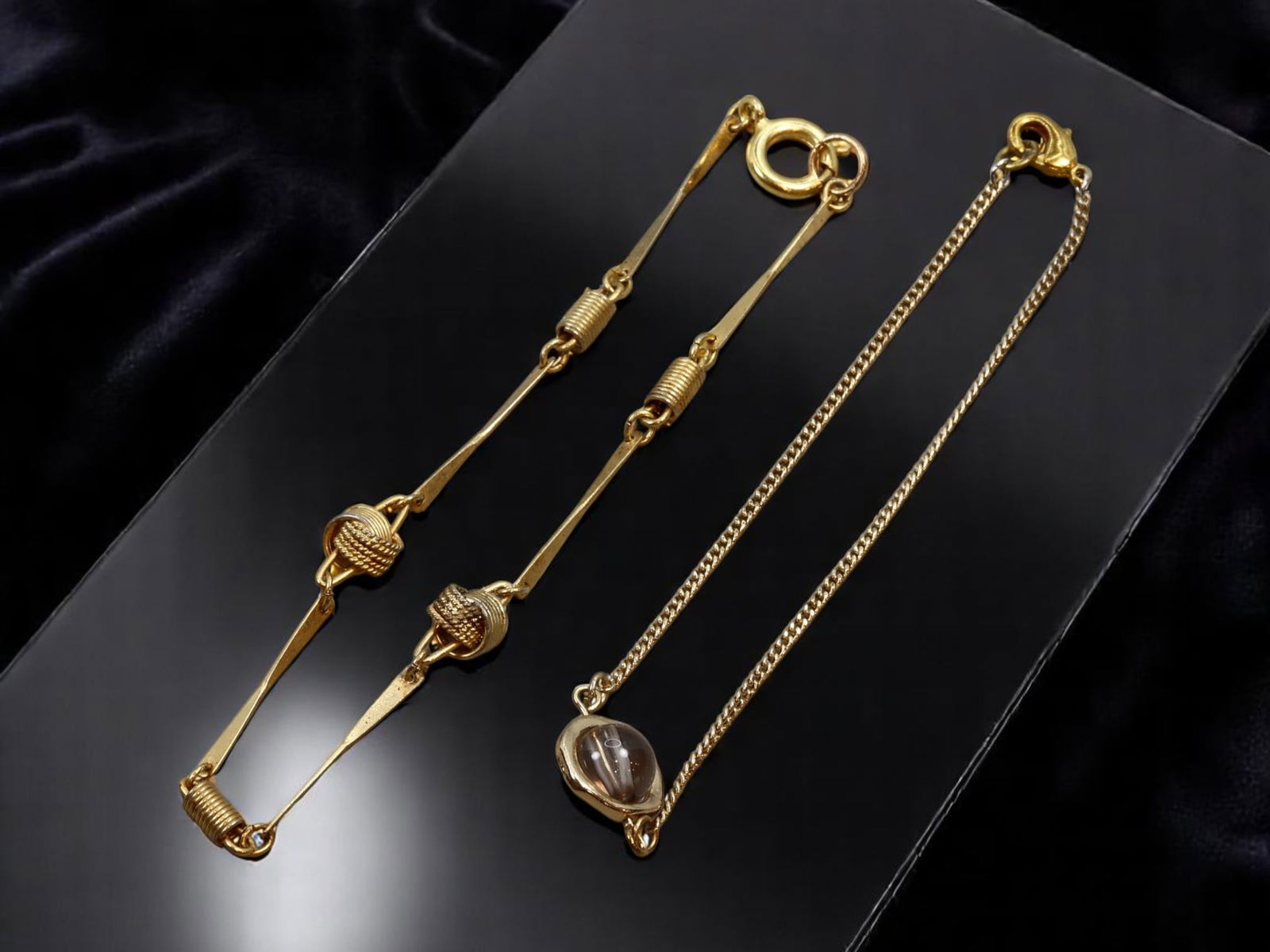 ELEGANT CLASSICS: Pair of Gold-Tone Equestrian and Cabochon Chain Bracelets, 18-20cm: This sophisticated duo of gold-tone bracelets embodies both bold equestrian flair and understated elegance. The first bracelet commands attention with its distinctive equestrian-inspired design, featu