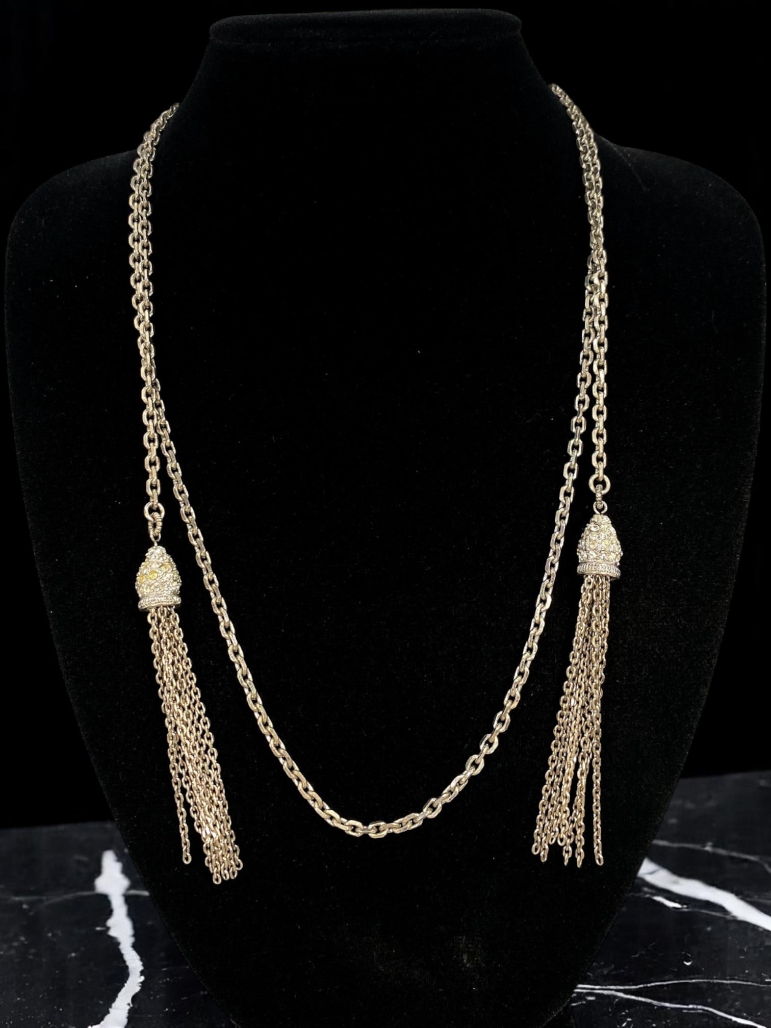 GLAMOROUS VINTAGE STYLE: Gold-Tone Chain Necklace with Crystal-Embellished Tassel Drops, 46cm: This dazzling 46cm gold-tone necklace radiates vintage-inspired sophistication with a playful modern twist. The bold cable chain is gracefully adorned with two dramatic tassel drops, each suspended fr