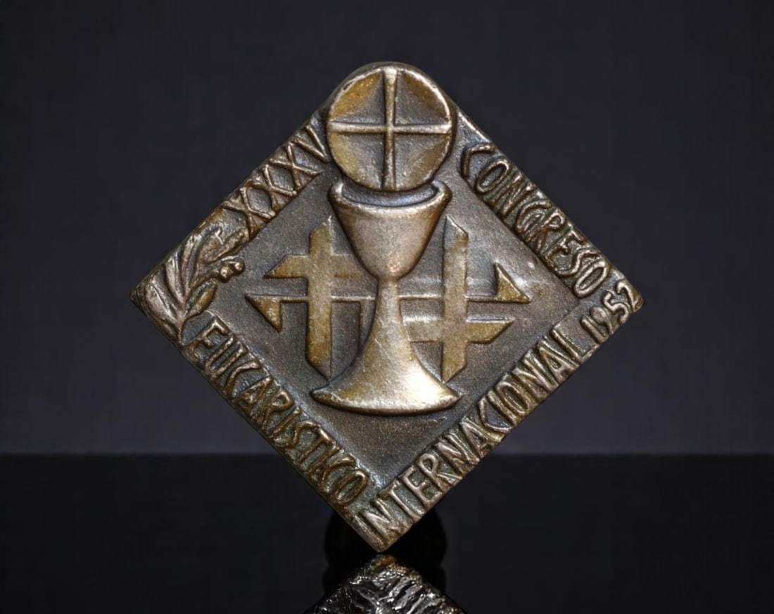 SPAIN: Faith and Global Unity - XXXV International Eucharistic Congress Pin Badge, 1952 Barcelona,: Struck for the historic XXXV Congreso Eucaristico Internacional of 1952, held in Barcelona during the Francoist regime, this sharply cast bronze pin captures the symbolism of post-war Catholic resurge