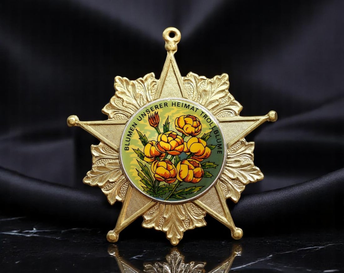 GERMANY: Alpine Flora - "Blumen unserer Heimat" Trollblume Badge Medal, ca. Mid 20th Century, 75mm (1 of 2)